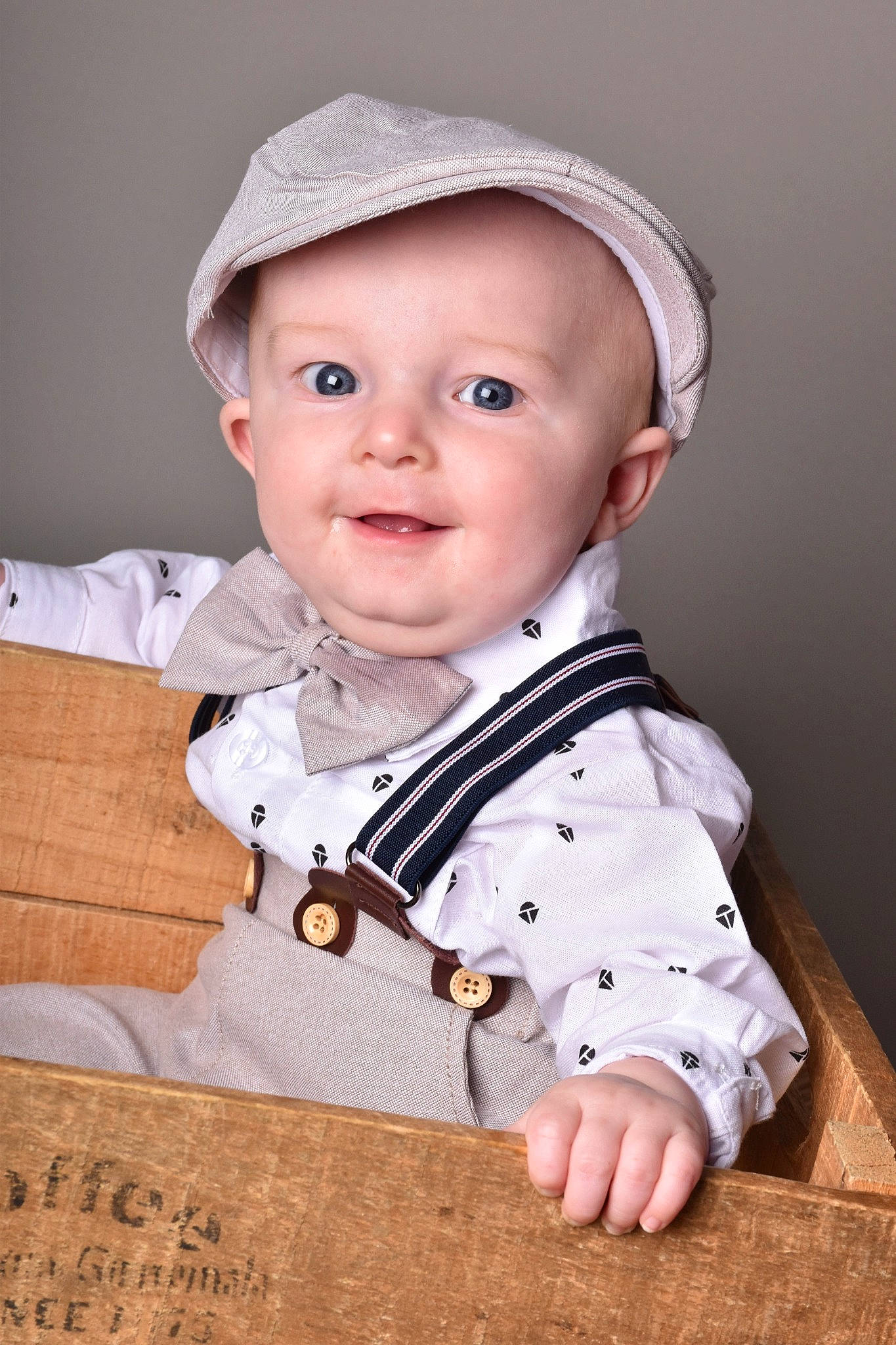 Lylian participe au concours pour gagner de l'argent avec cette photo : baby, baby_toddler_clothing, cap, cheek, collar, dress_shirt, eye, flash_photography, happy, head, iris, lip, nose, people, person, product, skin, sleeve, smile, toddler