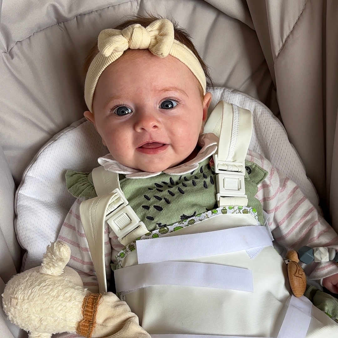 Jeane a rejoint le concours — aidez-le/la à gagner de superbes lots ! baby, bed, blanket, bonnet, clothing, couch, cradle, crib, cushion, face, furniture, hat, head, homedecor, infantbed, newborn, person, photography, portrait, sleeping