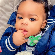 Loevan a rejoint le concours — aidez-le/la à gagner de superbes lots ! baby, child, cute, curly_hair, blue_jacket, blanket, pacifier, hand, face, portrait, indoors, closeup, infant, warm_clothing, soft_texture, cozy, young_child, expression, skin, person