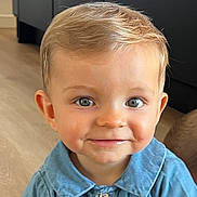 Edgar a rejoint le concours — aidez-le/la à gagner de superbes lots ! child, toddler, portrait, smile, blue_shirt, blonde_hair, big_eyes, dimple, cheeks, close_up, indoor, hardwood_floor, furniture, button, collar, cute, baby_food, gaze, sitting, small_head_peek