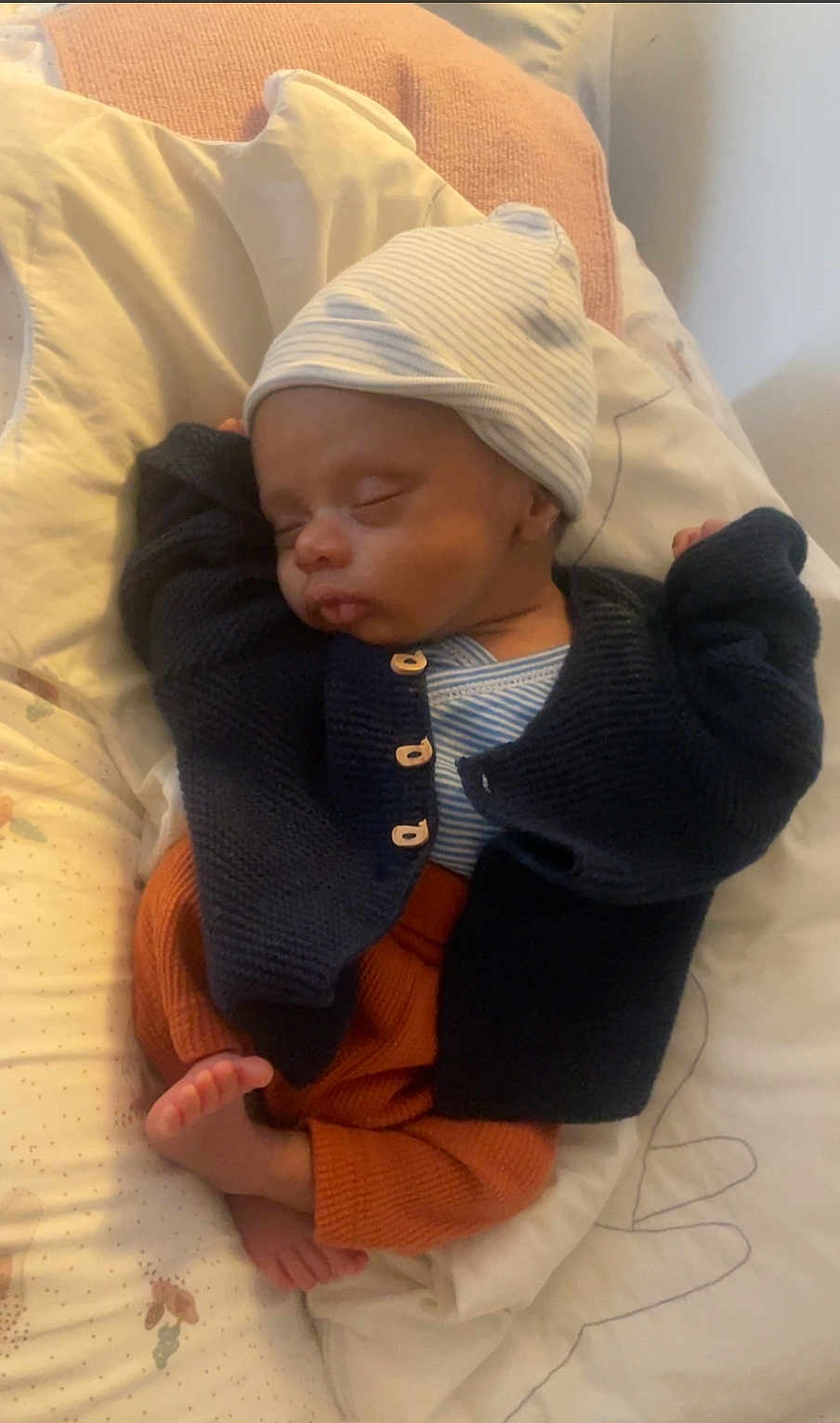 Zaïm participe au concours pour gagner de l'argent avec cette photo : baby, sleeping, infant, hat, cardigan, pants, blanket, cozy, cute, foot, hand, indoors, resting, child, soft, comfort, portrait, newborn, peaceful, clothing