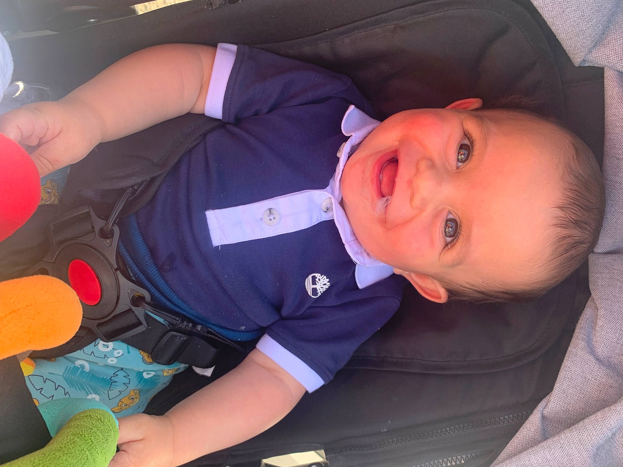 Nathéo a rejoint le concours — aidez-le/la à gagner de superbes lots ! arm, auto_part, baby, baby_products, baby_toddler_clothing, car_seat, cheek, child, comfort, elbow, electric_blue, finger, fun, joy, mouth, person, sitting, sleeve, smile, t_shirt