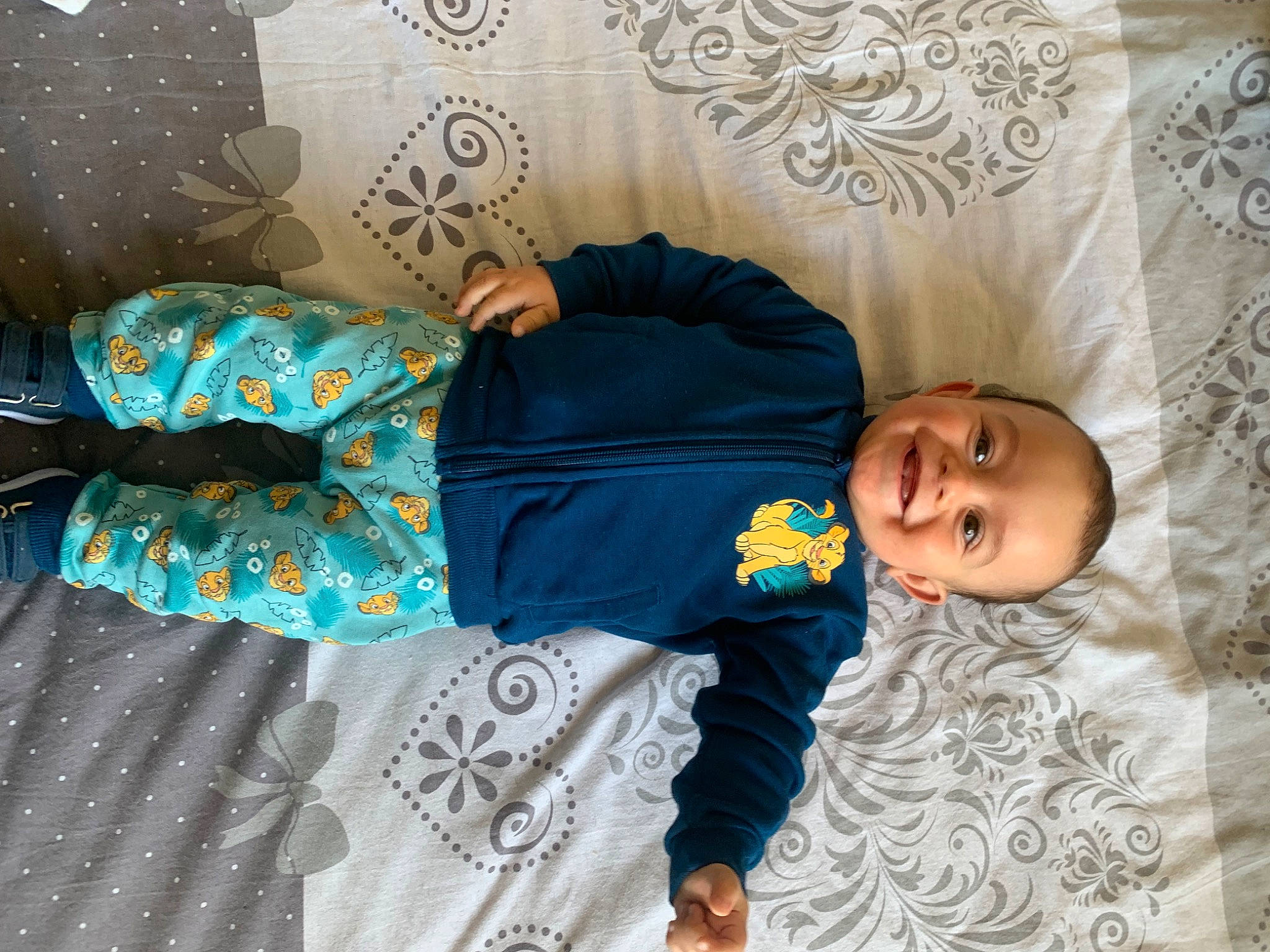 Nathéo a rejoint le concours — aidez-le/la à gagner de superbes lots ! baby, baby_products, baby_toddler_clothing, bedding, bedtime, child, comfort, couch, electric_blue, flooring, happy, joy, linens, mammal, pattern, person, purple, room, sitting, sleeve