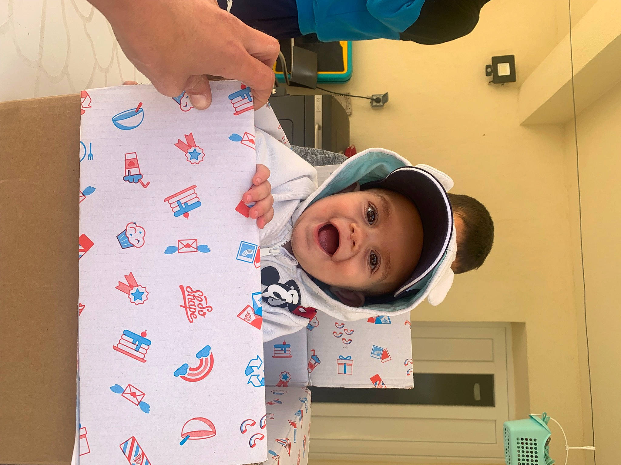 Nathéo a rejoint le concours — aidez-le/la à gagner de superbes lots ! baby, baby_toddler_clothing, child, clinic, elbow, event, fun, happy, hat, headwear, pattern, person, room, service, smile, sun_hat, t_shirt, toddler, wrist