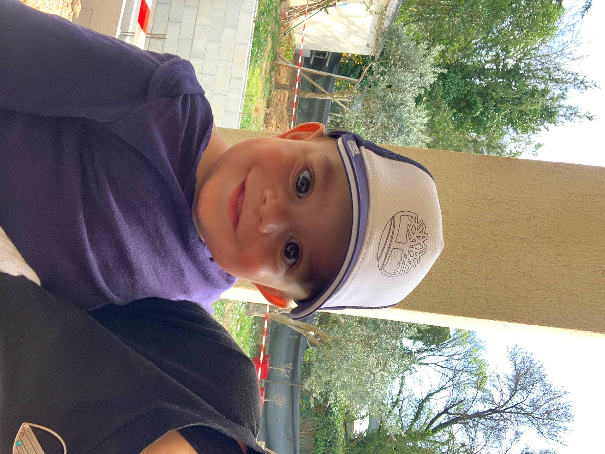 Nathéo a rejoint le concours — aidez-le/la à gagner de superbes lots ! cap, child, eyewear, fashion_accessory, fun, grass, hat, headgear, headwear, joy, leisure, person, plant, shade, sky, t_shirt, tints_and_shades, toddler, tree, window