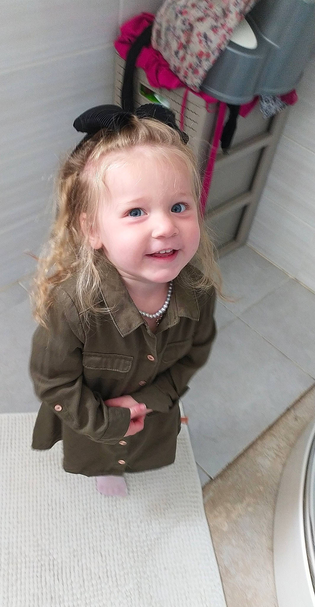 Joy a rejoint le concours — aidez-le/la à gagner de superbes lots ! baby, baby_toddler_clothing, blond, cheek, child, floor, flooring, fun, hairstyle, happy, iris, person, pink, sitting, skin, sleeve, smile, sock, standing, toddler