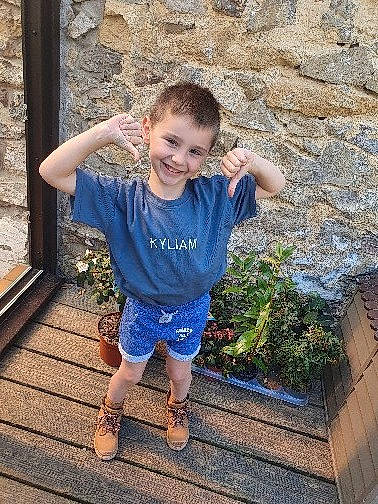 Kyliam a rejoint le concours — aidez-le/la à gagner de superbes lots ! child, denim, fun, jeans, joy, person, play, smile, t_shirt, toddler, vacation