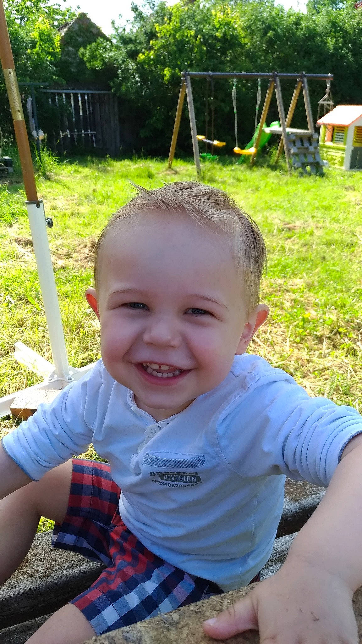 Lenny participe au concours pour gagner de l'argent avec cette photo : baby, child, facial_expression, grass, joy, outdoor_play_equipment, person, skin, smile, summer, toddler