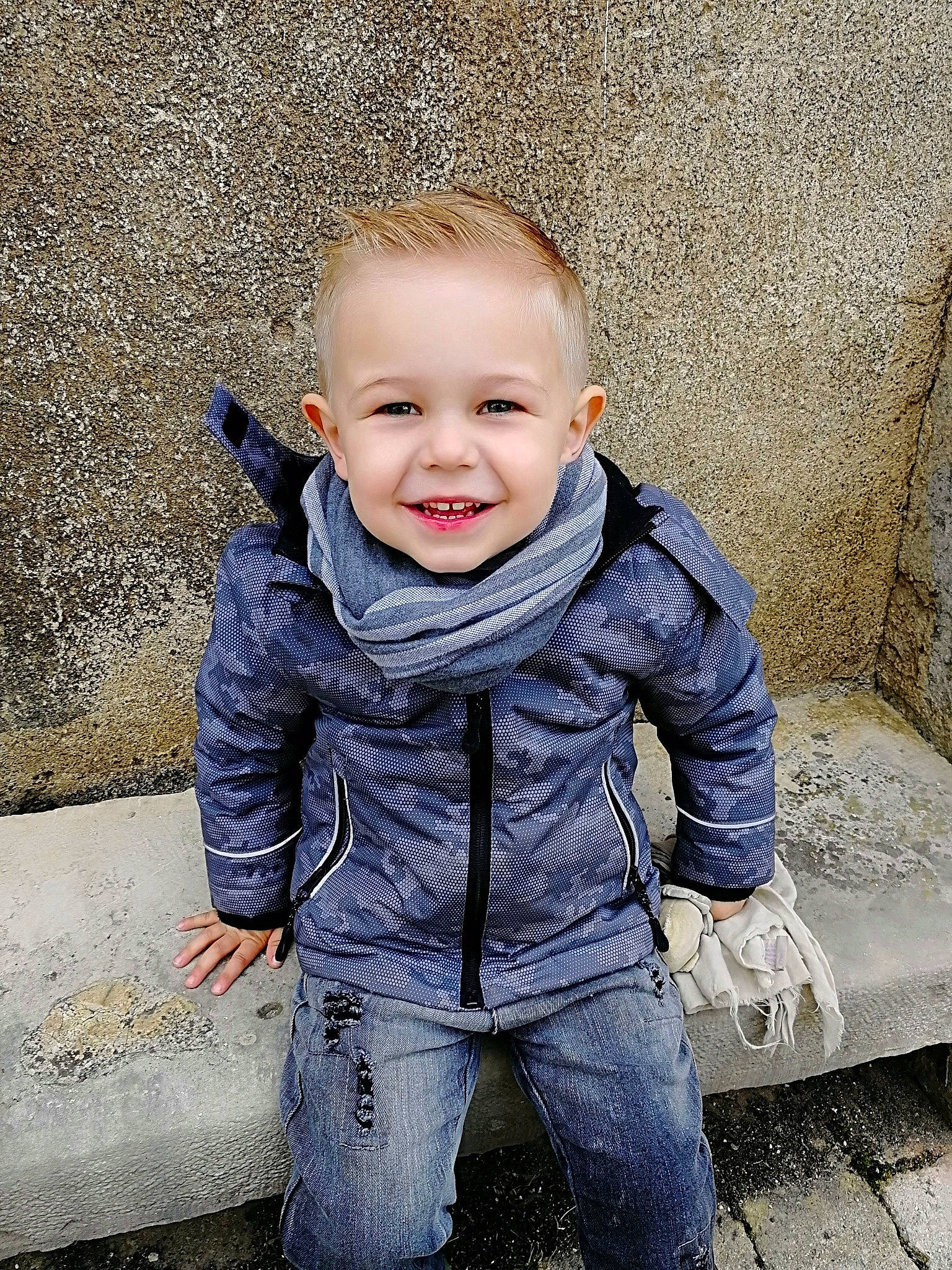 Lenny a rejoint le concours — aidez-le/la à gagner de superbes lots ! baby, cheek, child, child_model, denim, face, jacket, jeans, joy, outerwear, people, person, photography, play, sitting, smile, standing, toddler, vacation