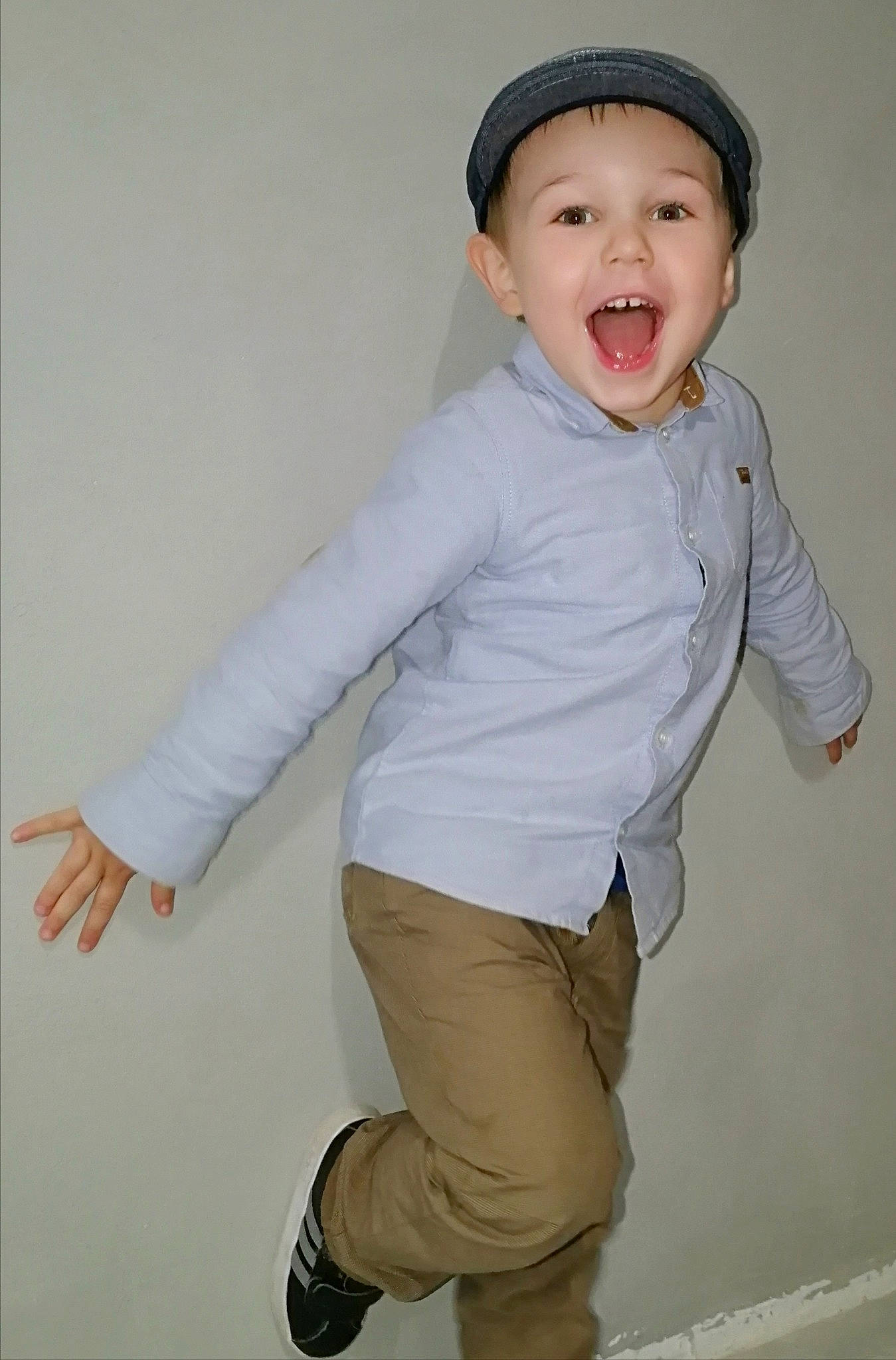 Lenny participe au concours pour gagner de l'argent avec cette photo : abdomen, arm, baby, baby_toddler_clothing, beige, child, fashion_accessory, headgear, knee, leg, person, skin, sleeve, standing, stomach, thigh, toddler, trunk, white