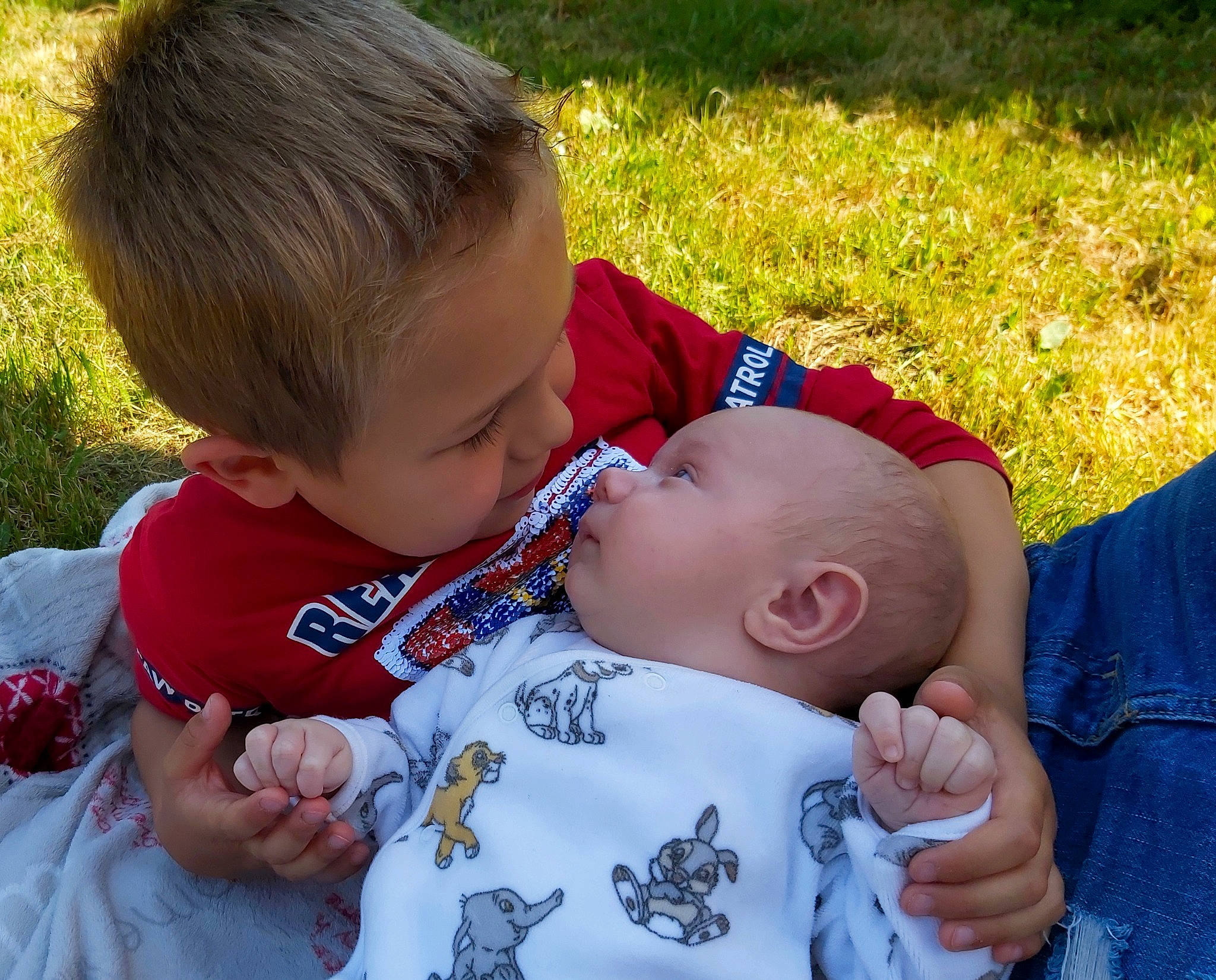 Aaron a rejoint le concours — aidez-le/la à gagner de superbes lots ! baby, baby_products, baby_toddler_clothing, cheek, child, finger, fun, gesture, grass, hand, happy, leaf, pattern, people_in_nature, person, photograph, plant, sitting, skin, smile