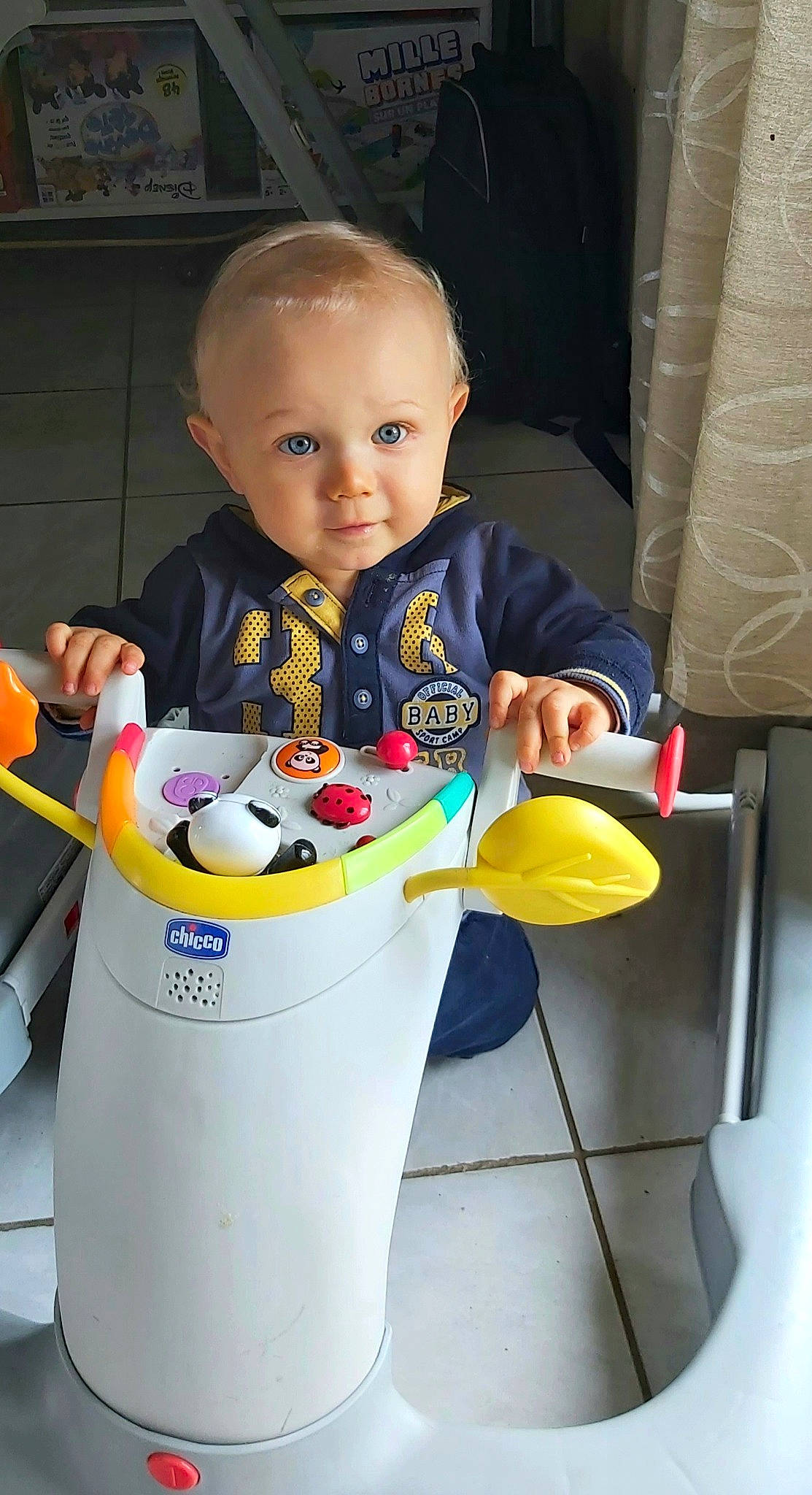 Aaron participe au concours pour gagner de l'argent avec cette photo : baby, baby_toddler_clothing, chair, child, drinkware, face, fun, gas, head, household_supply, person, plastic, play, room, sitting, smile, t_shirt, toddler