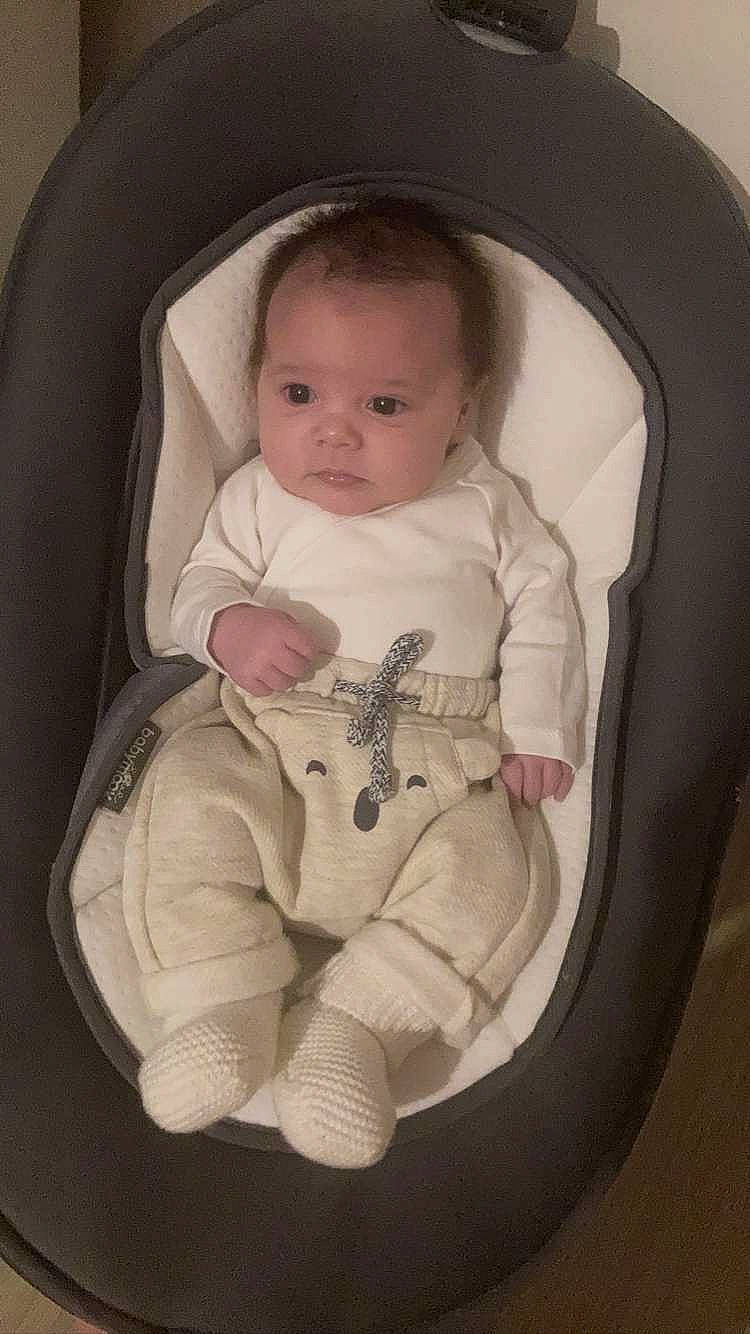 Tayhïss a rejoint le concours — aidez-le/la à gagner de superbes lots ! baby, baby_carriage, baby_products, baby_sleeping, baby_toddler_clothing, beauty, car_seat, chair, cheek, child, circle, comfort, infant_bed, iris, outerwear, person, personal_protective_equipment, product, sitting, sleeve