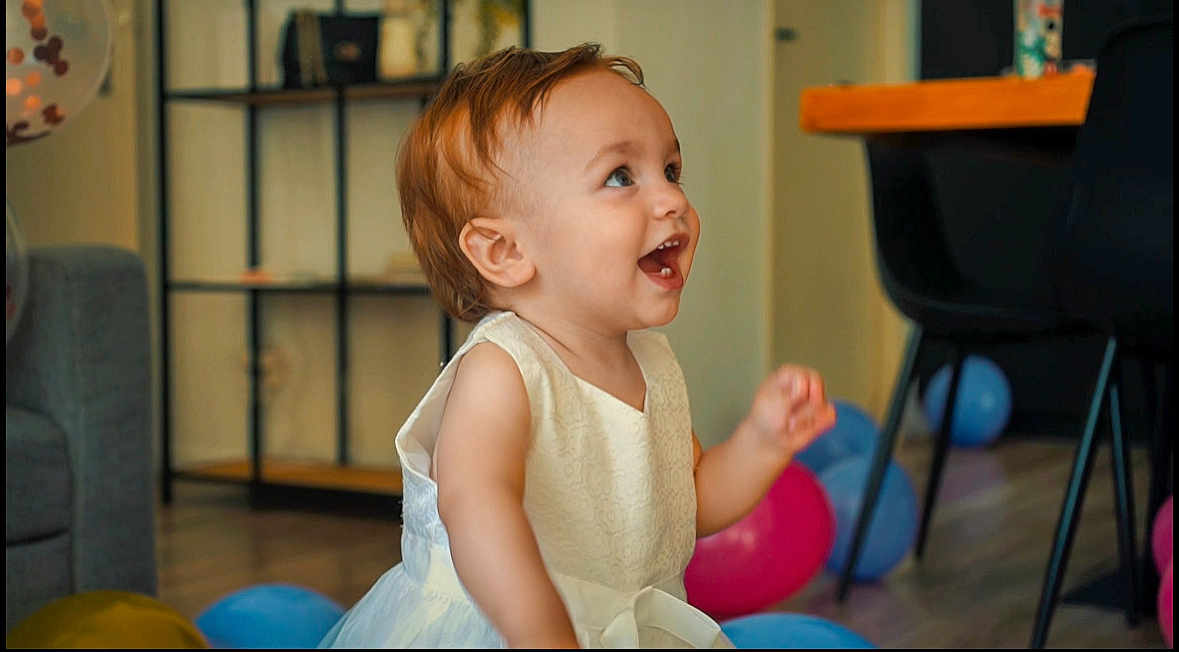Violette a rejoint le concours — aidez-le/la à gagner de superbes lots ! toddler, child, dress, balloons, indoor, happy, smiling, furniture, shelf, chair, floor, person, portrait, celebration, home, cute, baby, event, joy, fun