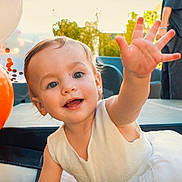Violette a rejoint le concours — aidez-le/la à gagner de superbes lots ! toddler, child, balloon, smiling, reaching, outdoor, sunlight, people, party, celebration, dress, happy, face, person, event, fun, colorful, background, group, casual