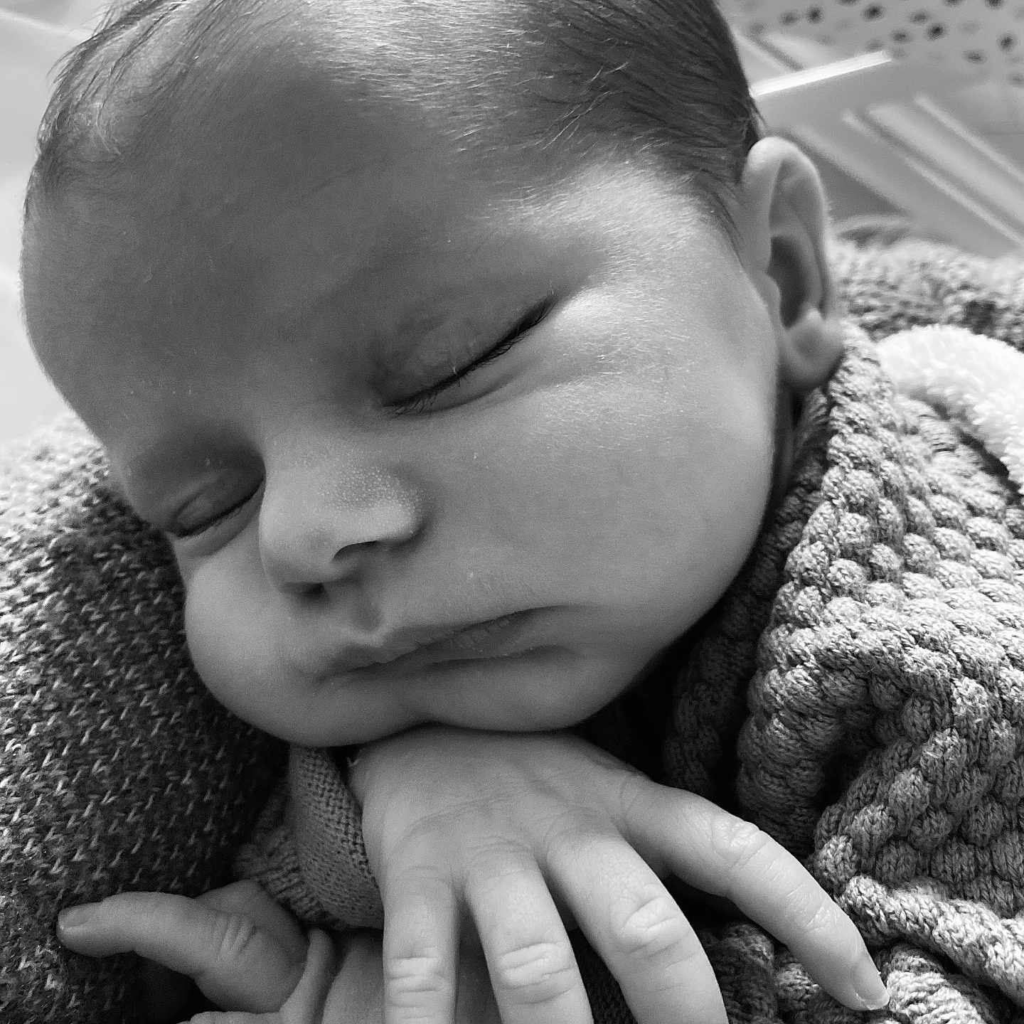 Noham participe au concours pour gagner de l'argent avec cette photo : baby, black_and_white, calm, child, close_up, cozy, cute, face, hand, infant, knitted_blanket, newborn, peaceful, person, portrait, resting, skin, sleeping, soft_light, toddler