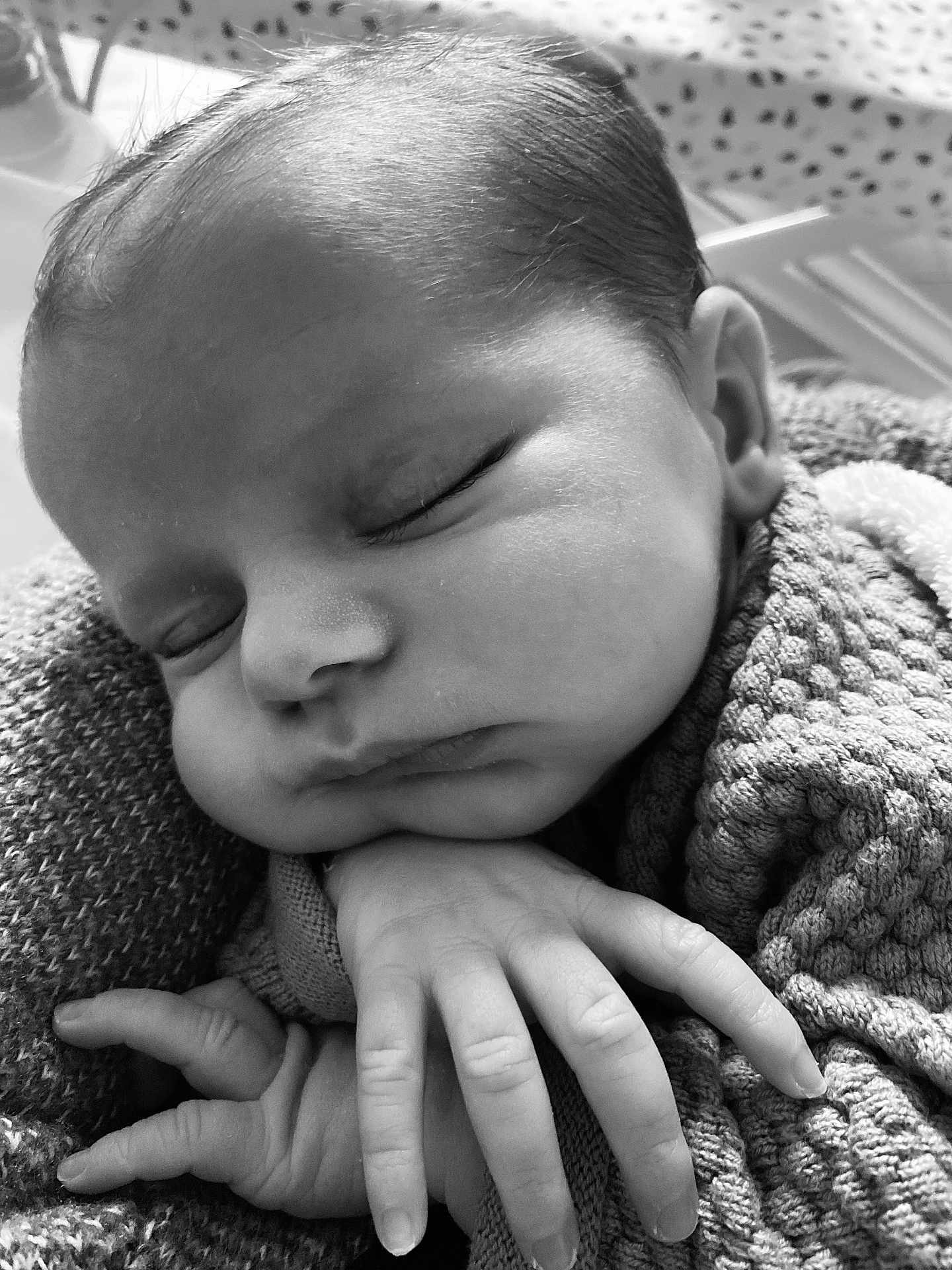 Noham participe au concours pour gagner de l'argent avec cette photo : baby, black_and_white, calm, child, close_up, cozy, cute, face, hand, infant, knitted_blanket, newborn, peaceful, person, portrait, resting, skin, sleeping, soft_light, toddler