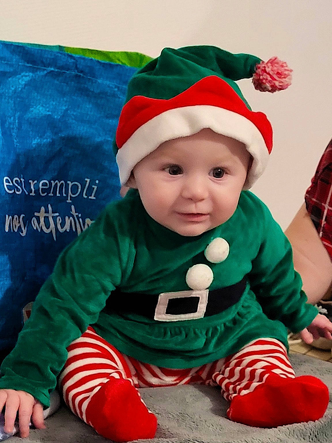 Lyana a rejoint le concours — aidez-le/la à gagner de superbes lots ! baby, baby_toddler_clothing, cap, child, christmas, christmas_eve, clothing, costume_hat, event, face, facial_expression, fictional_character, green, happy, headwear, holiday, outerwear, person, santa_claus, sleeve