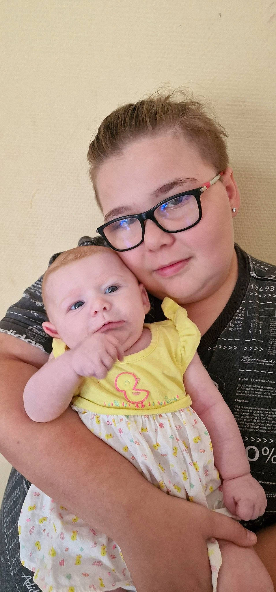 Lyana participe au concours pour gagner de l'argent avec cette photo : baby, baby_toddler_clothing, chair, cheek, child, chin, event, eyewear, facial_expression, finger, fun, gesture, glasses, happy, iris, person, sitting, skin, smile, toddler