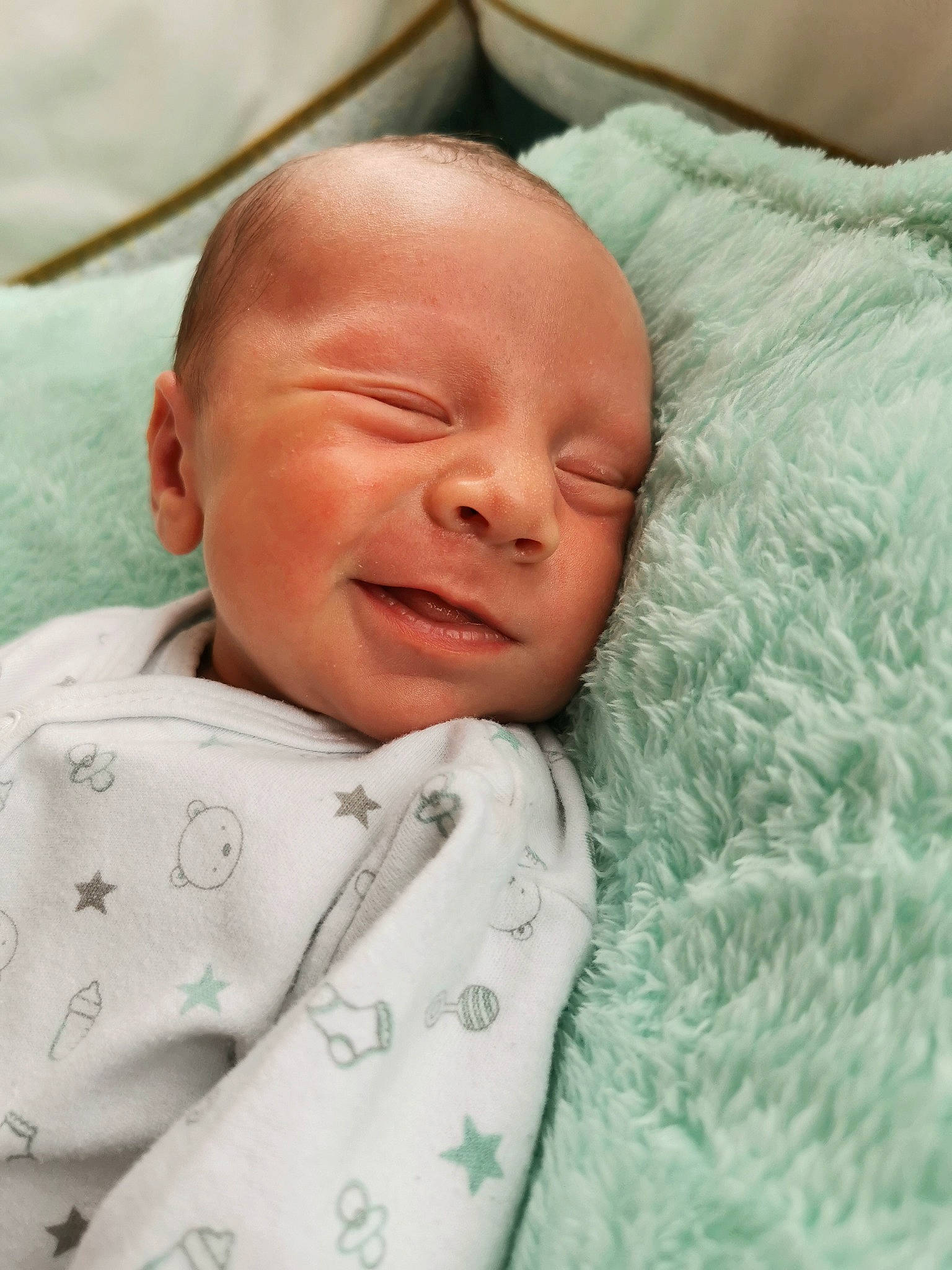 Ethan a rejoint le concours — aidez-le/la à gagner de superbes lots ! baby, baby_toddler_clothing, cheek, child, chin, collar, comfort, event, eyebrow, face, grass, happy, linens, mammal, person, skin, sleeve, smile, textile, toddler