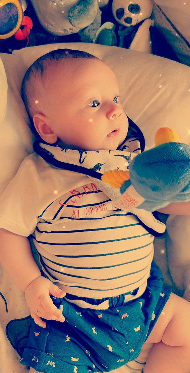 Ethan participe au concours pour gagner de l'argent avec cette photo : abdomen, azure, baby, baby_products, baby_toddler_clothing, blue, chest, child, facial_expression, finger, happy, human_body, mouth, muscle, nose, organ, skin, stomach, toddler, trunk