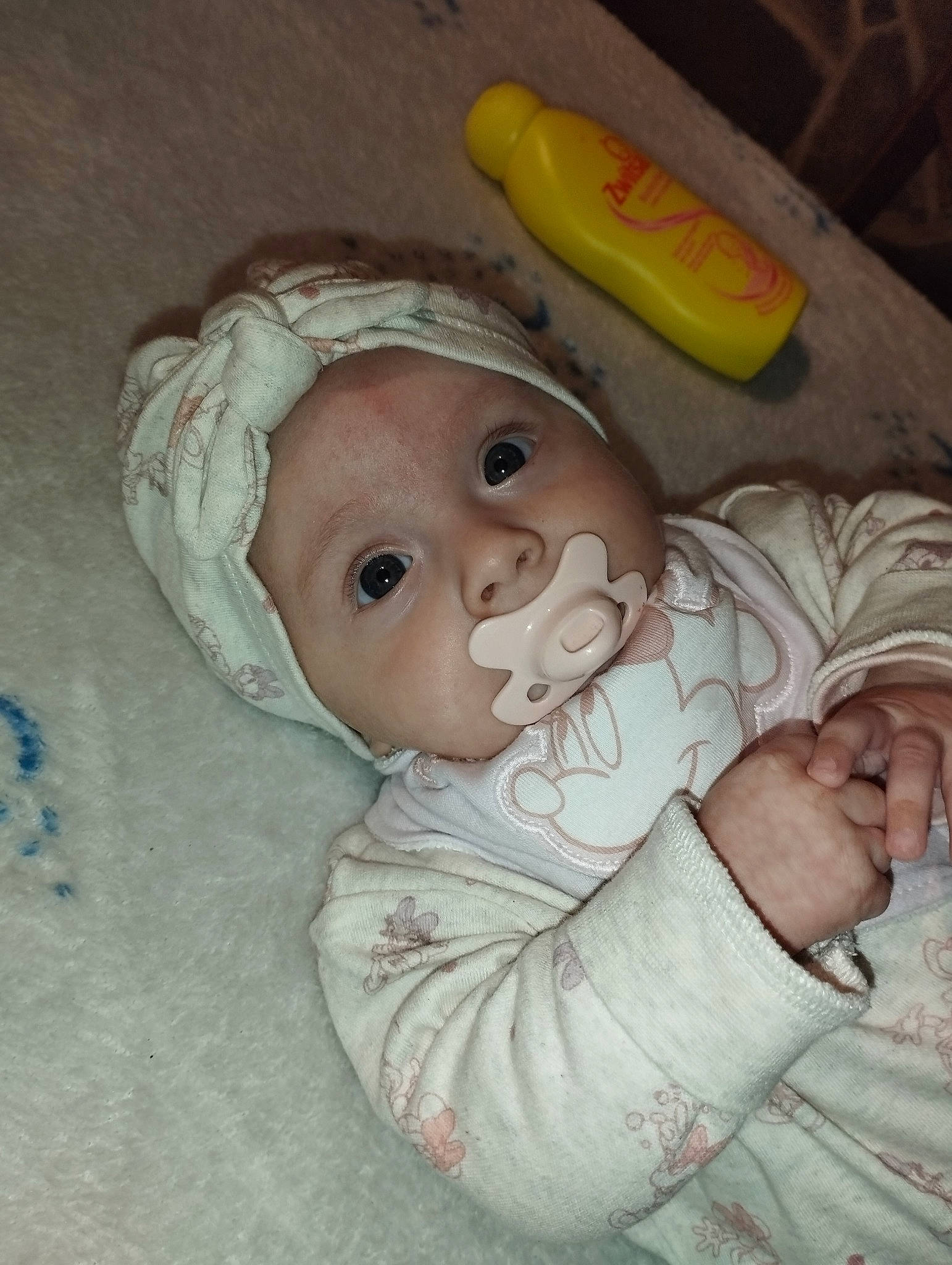 Tessa a rejoint le concours — aidez-le/la à gagner de superbes lots ! baby, baby_products, baby_toddler_clothing, cheek, child, comfort, eye, eyebrow, facial_expression, fun, gesture, happy, headwear, iris, lip, mouth, nose, person, skin, textile