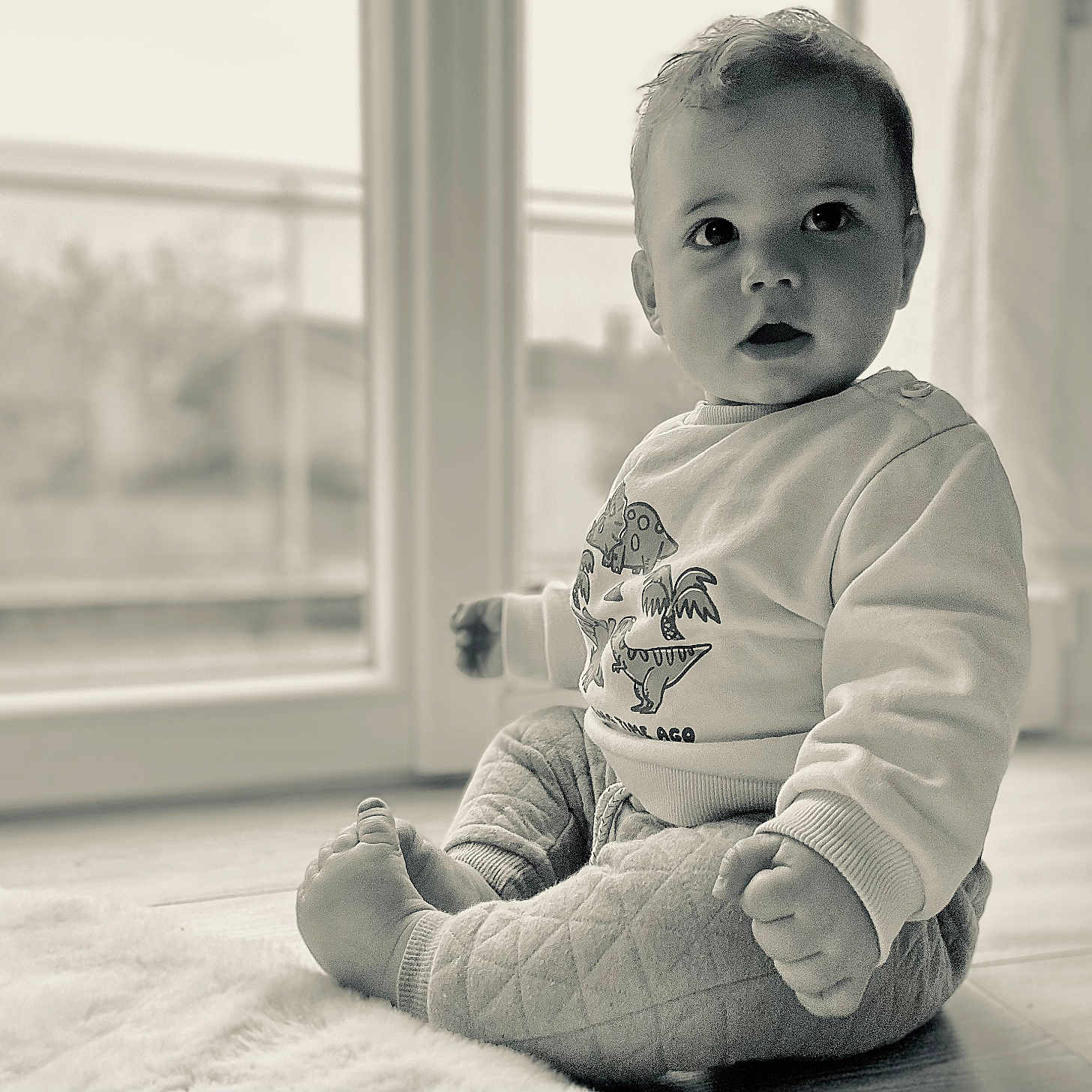 éli a rejoint le concours — aidez-le/la à gagner de superbes lots ! baby, bodypart, clothing, face, finger, hand, happy, hardwood, head, indoors, newborn, pants, person, photography, portrait, sitting, t_shirt, window, windowsill, wood