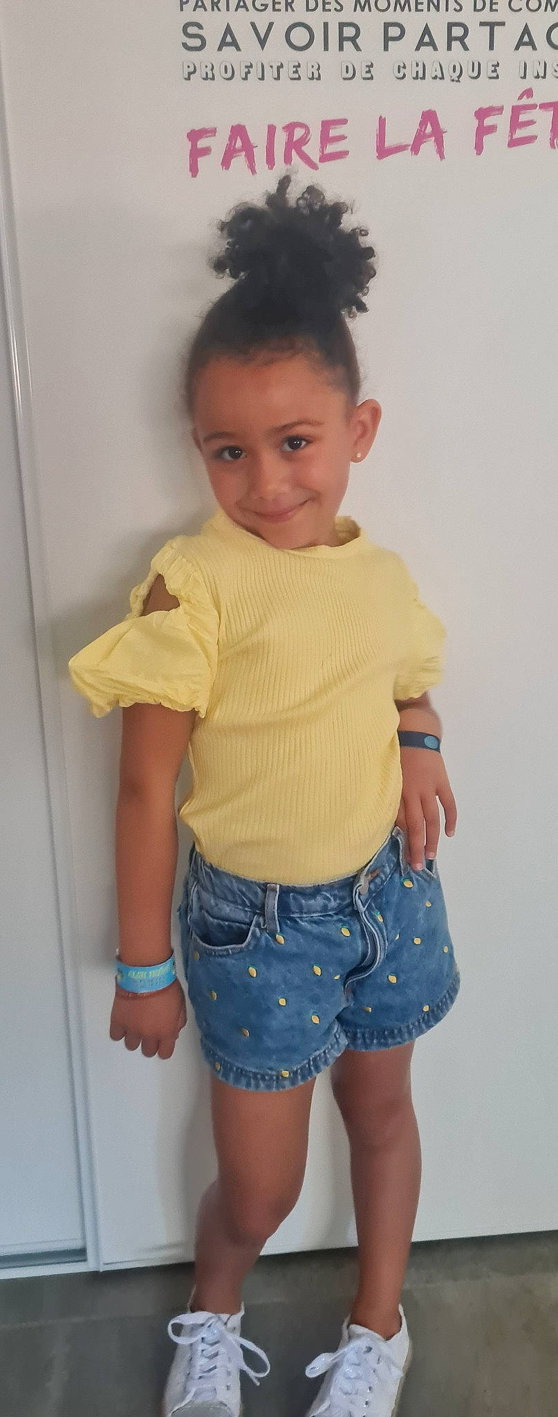 Nayla a rejoint le concours — aidez-le/la à gagner de superbes lots ! arm, baby_toddler_clothing, dress_shirt, elbow, hairstyle, hand, human_body, joint, joy, knee, neck, person, shorts, shoulder, skin, sleeve, standing, t_shirt, thigh, trunk