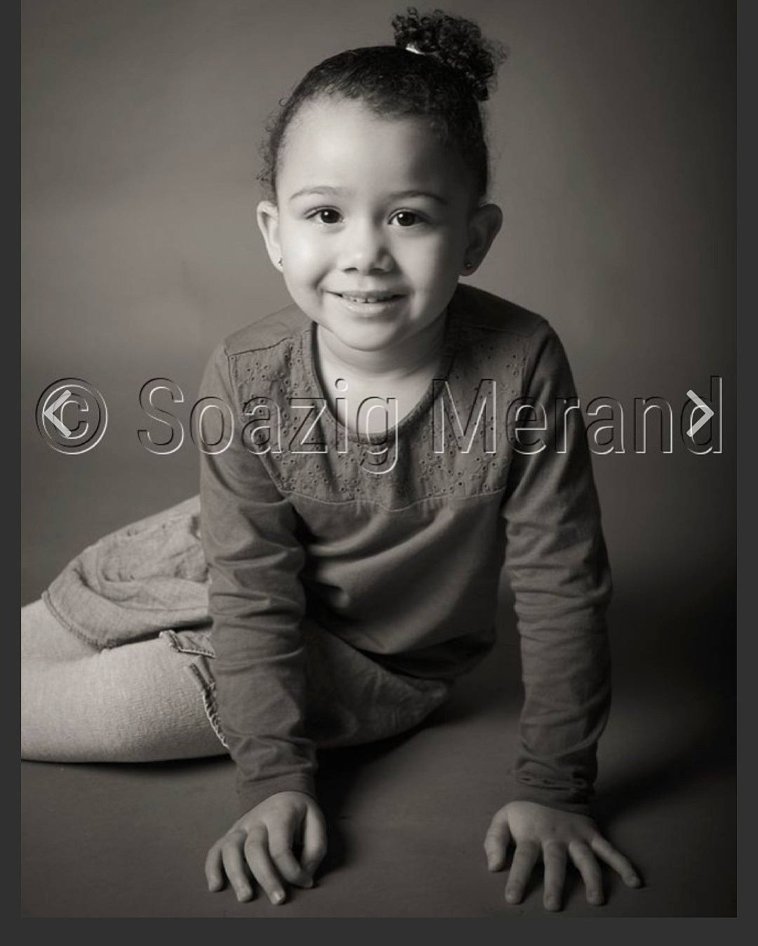 Nayla a rejoint le concours — aidez-le/la à gagner de superbes lots ! baby_toddler_clothing, black, black_and_white, cheek, child, face, facial_expression, flash_photography, gesture, human, human_body, joy, monochrome, monochrome_photography, people, person, sleeve, smile, standing, style