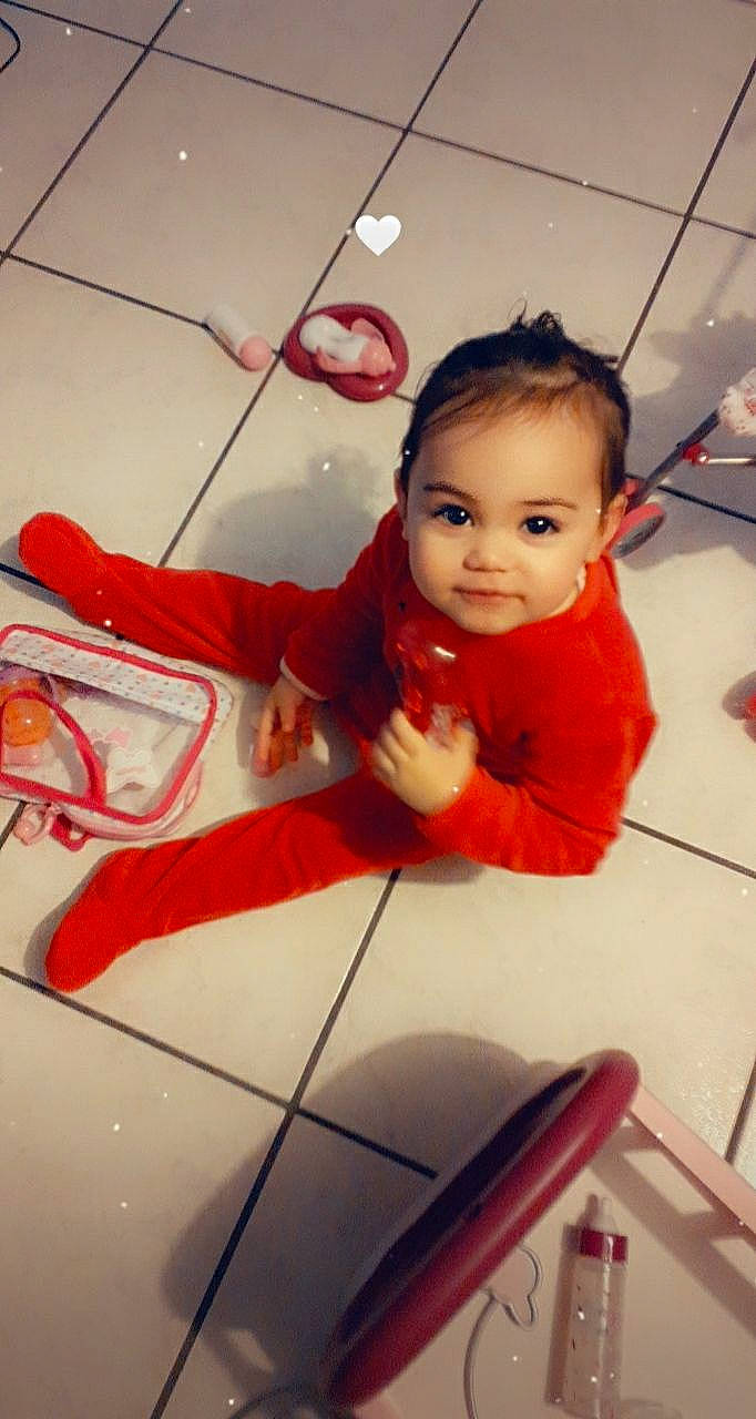 Maëlya a rejoint le concours — aidez-le/la à gagner de superbes lots ! arm, automotive_design, eye, face, finger, floor, flooring, fun, hair, head, human, leg, lighting, lip, mode_of_transport, organism, people, person, product, room