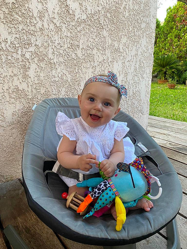 Diane participe au concours pour gagner de l'argent avec cette photo : baby, baby_carriage, baby_products, baby_toddler_clothing, chair, child, comfort, fashion_accessory, fun, grass, happy, headwear, joy, lap, leisure, person, plant, recreation, sitting, smile