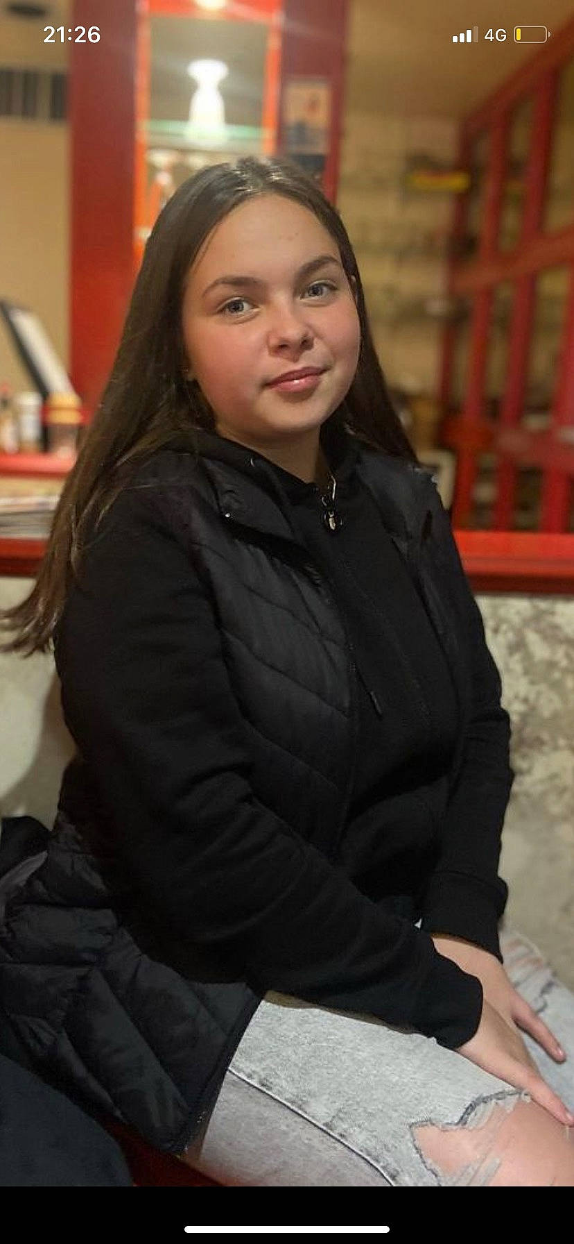 Angela a rejoint le concours — aidez-le/la à gagner de superbes lots ! black_hair, brown_hair, cheek, face, fashion_design, flash_photography, fun, fur, happy, hoodie, jewellery, joy, layered_hair, lip, long_hair, person, portrait_photography, sitting, sleeve, smile