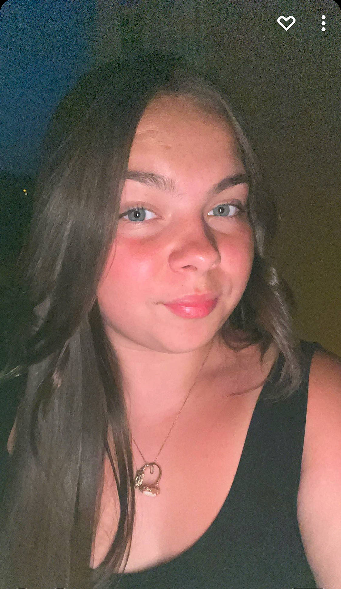 Angela a rejoint le concours — aidez-le/la à gagner de superbes lots ! active_tank, cheek, chin, cool, eyebrow, eyelash, facial_expression, flash_photography, forehead, hair, head, iris, jaw, lip, lipstick, mouth, neck, nose, person, shoulder