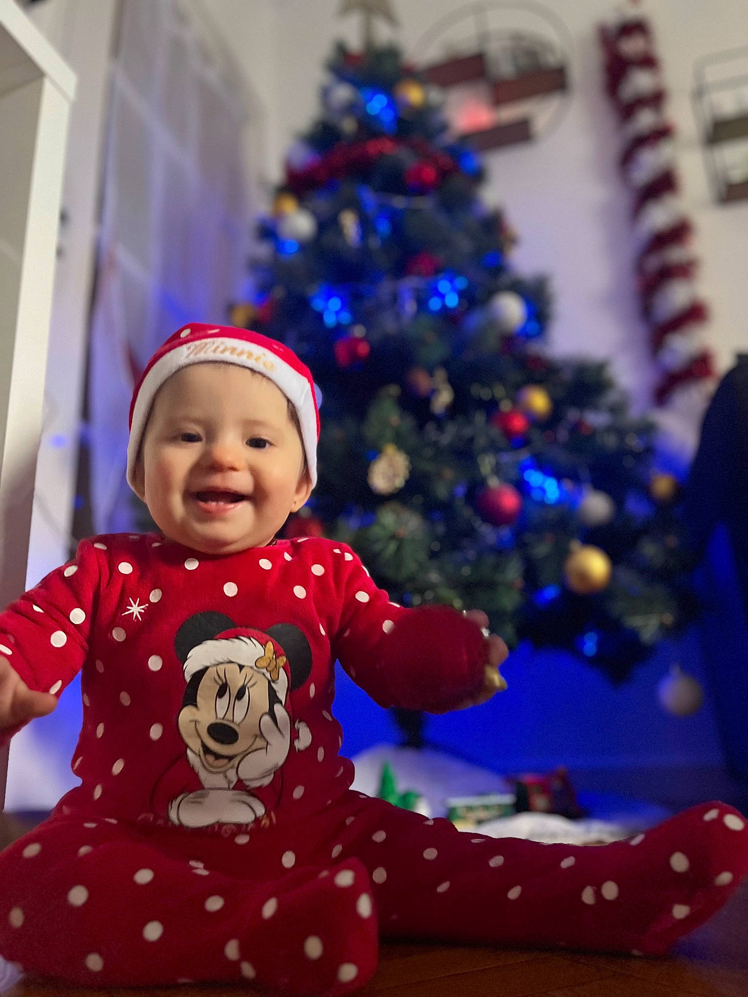 Naïla participe au concours pour gagner de l'argent avec cette photo : baby, baby_toddler_clothing, christmas, christmas_decoration, christmas_eve, christmas_ornament, christmas_tree, conifer, event, fun, happy, headwear, holiday, holiday_ornament, joy, magenta, ornament, person, sleeve, smile