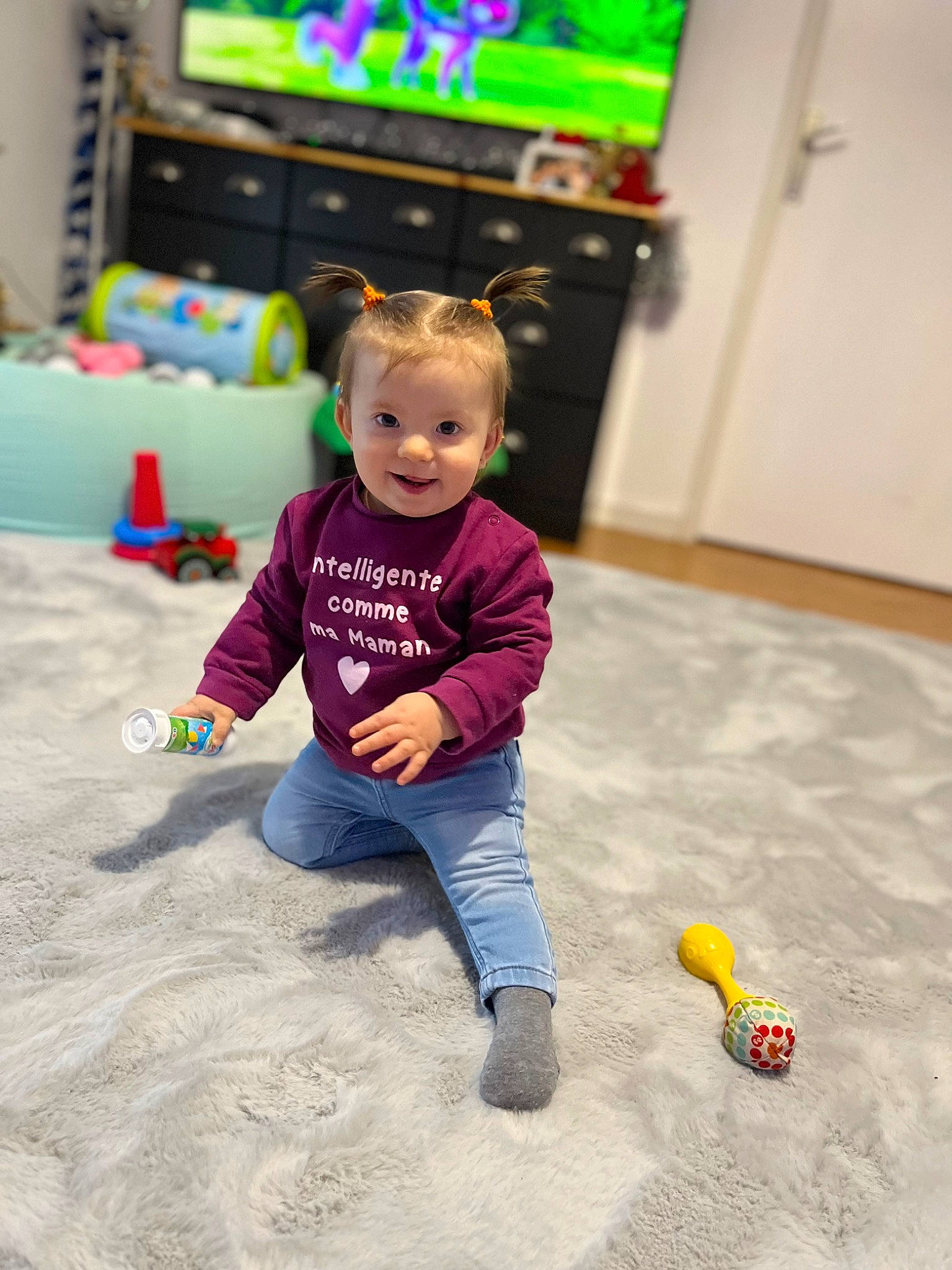 Naïla participe au concours pour gagner de l'argent avec cette photo : baby, baby_playing_with_toys, child, event, floor, flooring, fun, green, happy, hardwood, leisure, person, play, room, sitting, soil, television, television_set, toddler, toy
