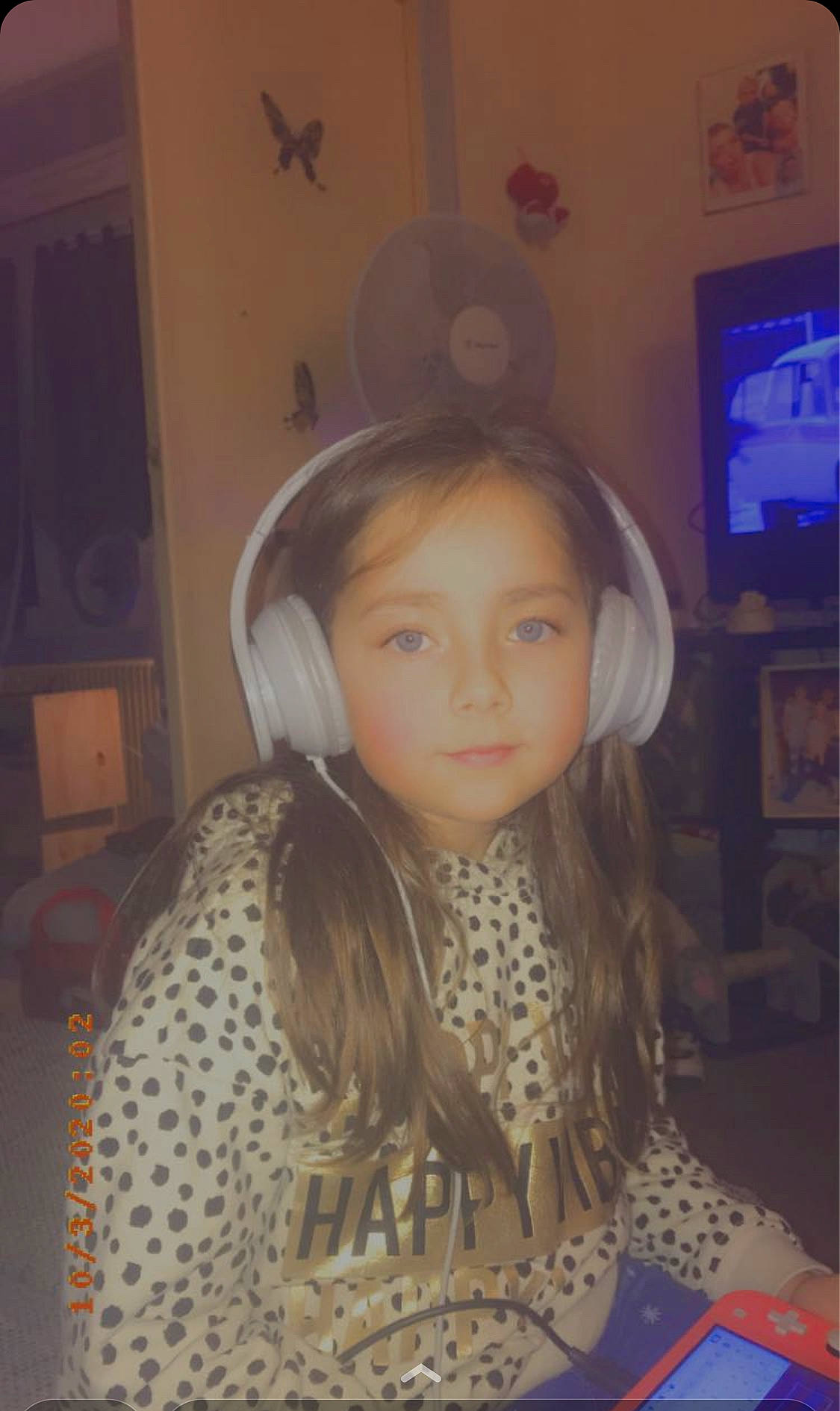 Nessa participe au concours pour gagner de l'argent avec cette photo : audio_equipment, brown_hair, chair, child, display_device, ear, eyelash, fashion_accessory, fashion_design, fun, fur, gadget, hair, hair_coloring, long_hair, neck, pattern, person, picture_frame, television