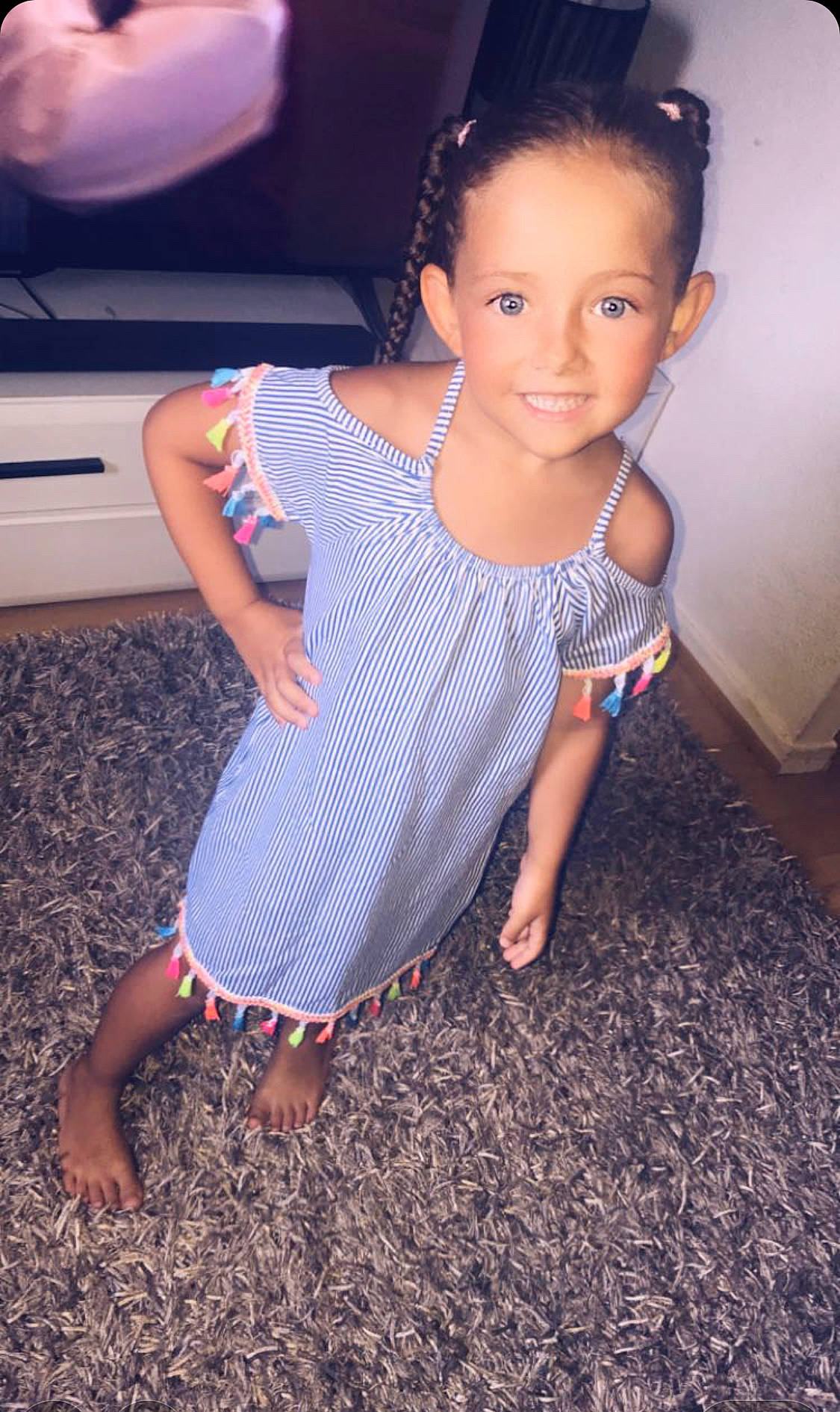 Nessa participe au concours pour gagner de l'argent avec cette photo : baby_toddler_clothing, cool, day_dress, dress, face, finger, flash_photography, fun, hand, happy, head, human_leg, joint, joy, leg, one_piece_garment, person, skin, smile, standing