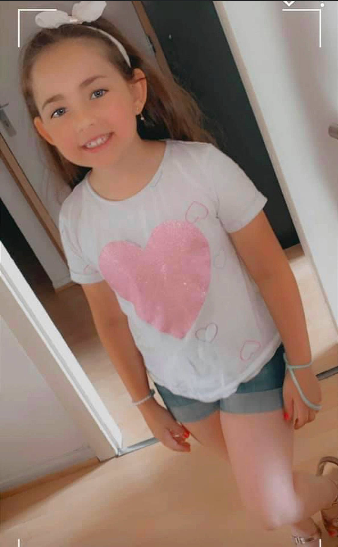 Nessa participe au concours pour gagner de l'argent avec cette photo : beauty, black_hair, elbow, fashion, hairstyle, human_leg, joint, joy, knee, leg, magenta, person, pink, shorts, skin, sleeve, smile, t_shirt, textile, thigh