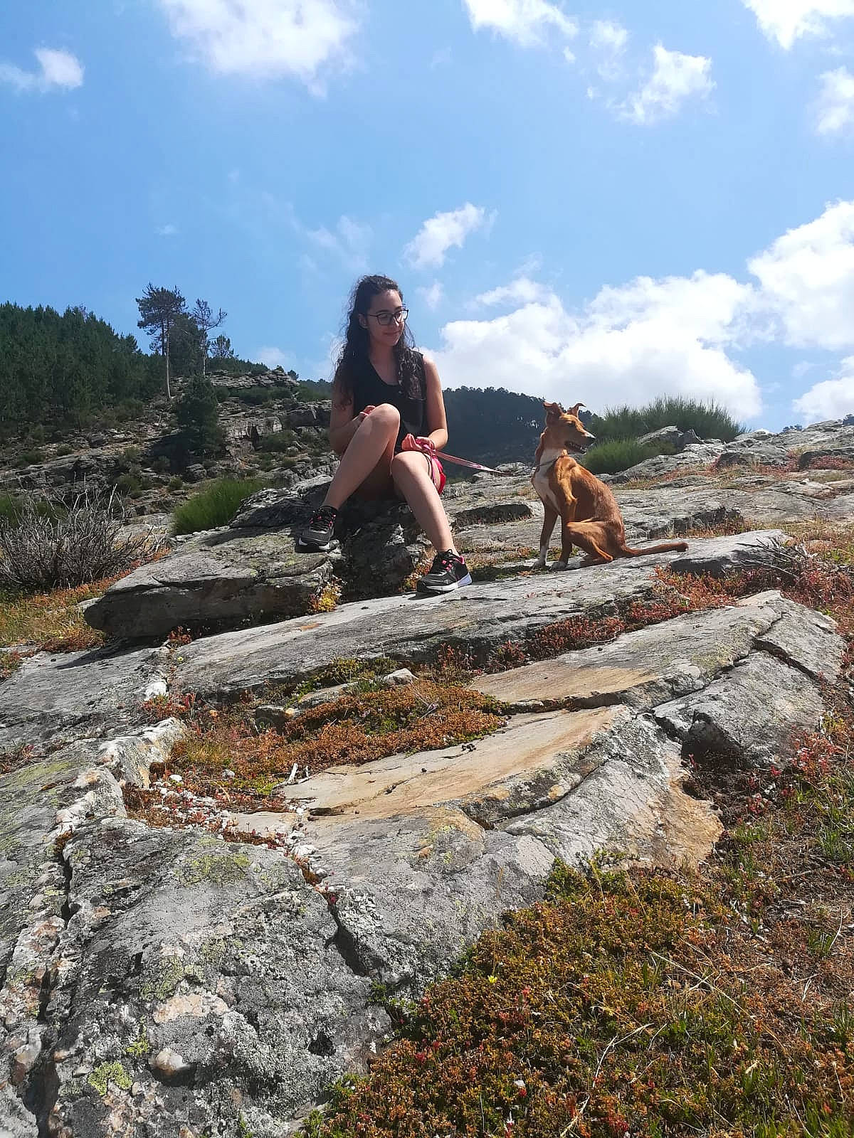Luna participe au concours pour gagner de l'argent avec cette photo : bedrock, cloud, fell, geology, grass, hill, human_leg, landscape, leisure, mountain, mountainous_landforms, outcrop, people_in_nature, recreation, rock, shorts, sky, soil, thigh, wood