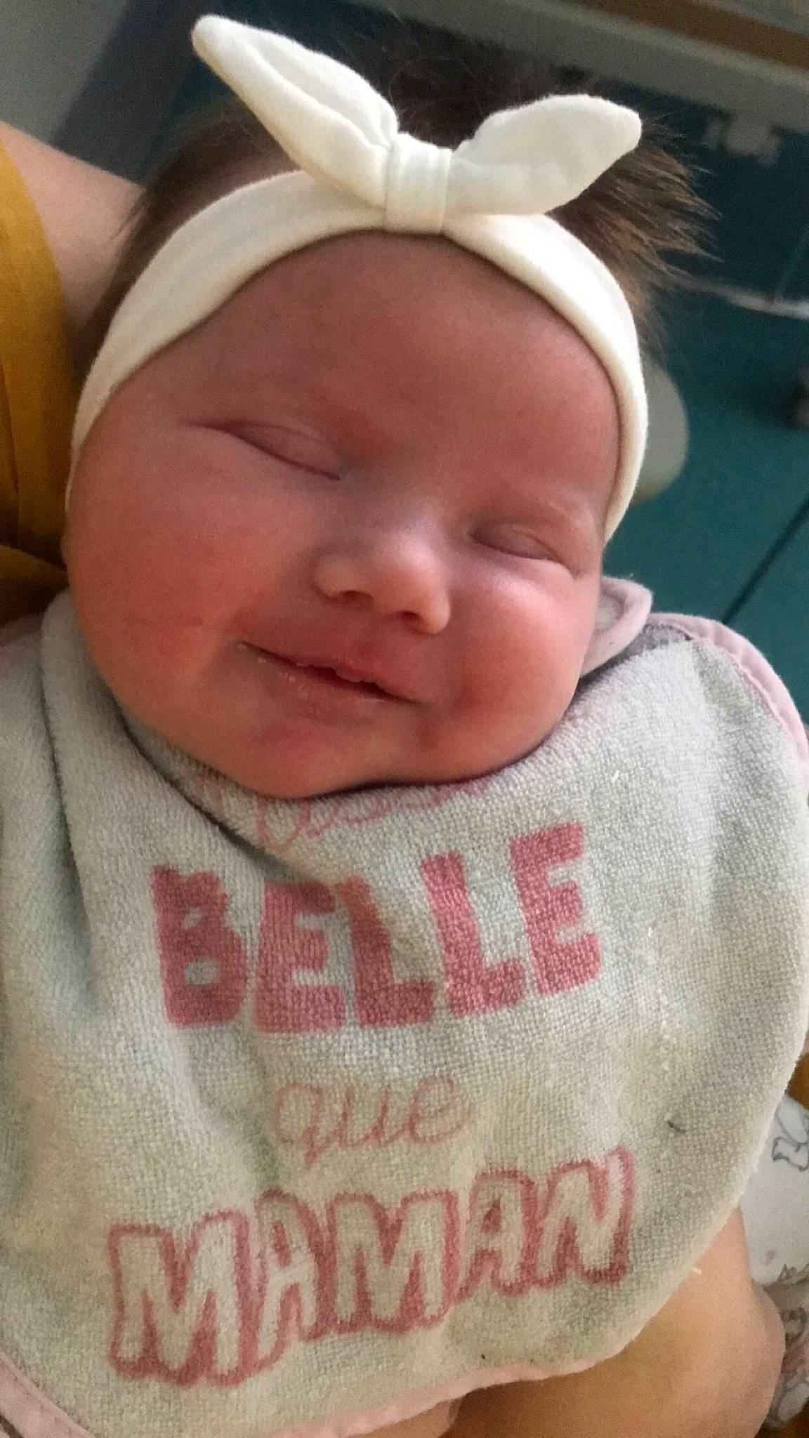 Ambre participe au concours pour gagner de l'argent avec cette photo : baby, baby_toddler_clothing, cheek, chin, comfort, eyebrow, face, finger, happy, head, headwear, iris, lip, mouth, nose, person, pink, skin, smile, textile