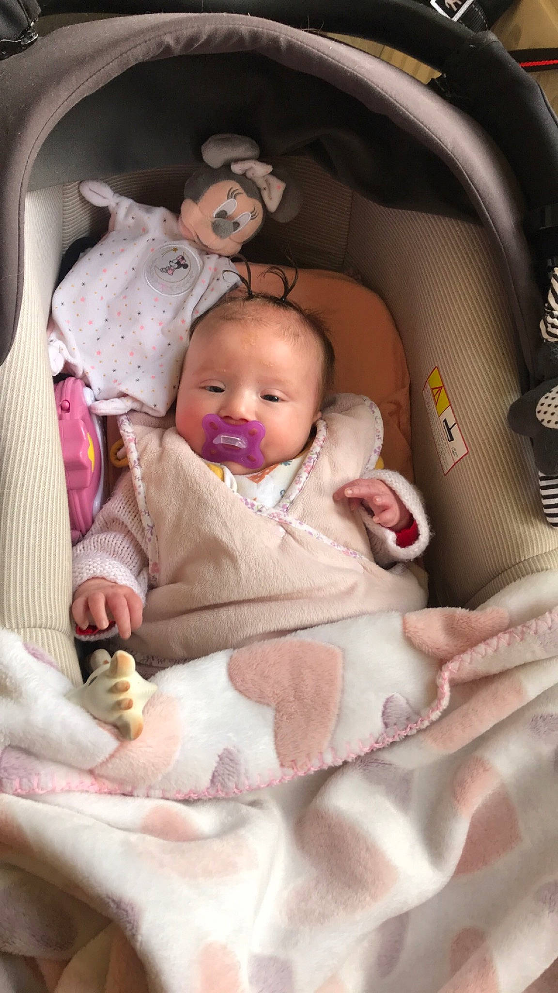 Ambre a rejoint le concours — aidez-le/la à gagner de superbes lots ! baby, baby_carriage, baby_products, baby_safety, baby_sleeping, baby_toddler_clothing, cheek, child, comfort, eye, finger, head, infant_bed, mouth, person, pink, product, skin, textile, toddler