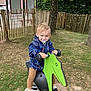 Athanael participe au concours pour gagner de l'argent avec cette photo : child, toddler, pacifier, playground, spring_rocker, green, black, grass, tree, fence, jacket, shoes, pants, outdoor, play, fun, happy, person, toy, nature