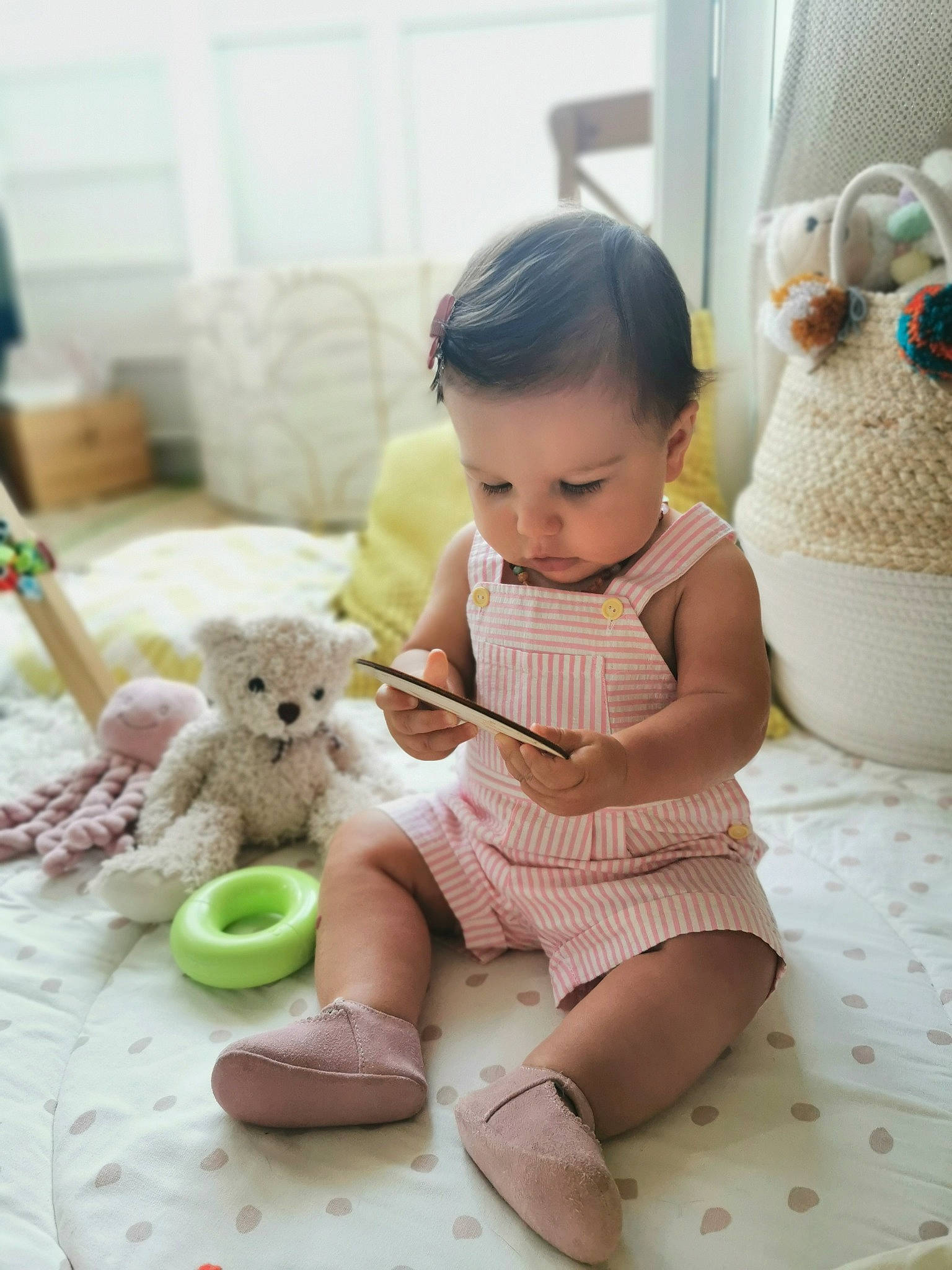 Marley a rejoint le concours — aidez-le/la à gagner de superbes lots ! baby, baby_toddler_clothing, baby_toys, child, doll, facial_expression, happy, human_leg, mammal, person, room, sitting, skin, stuffed_toy, textile, thigh, toddler, toy, vertebrate, white