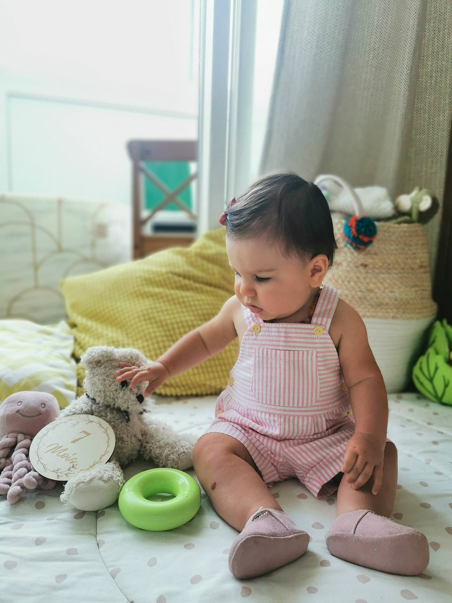 Marley a rejoint le concours — aidez-le/la à gagner de superbes lots ! baby, baby_playing_with_toys, baby_toddler_clothing, child, comfort, curtain, flooring, foot, green, happy, person, play, room, sitting, skin, sock, stuffed_toy, textile, toddler, toy