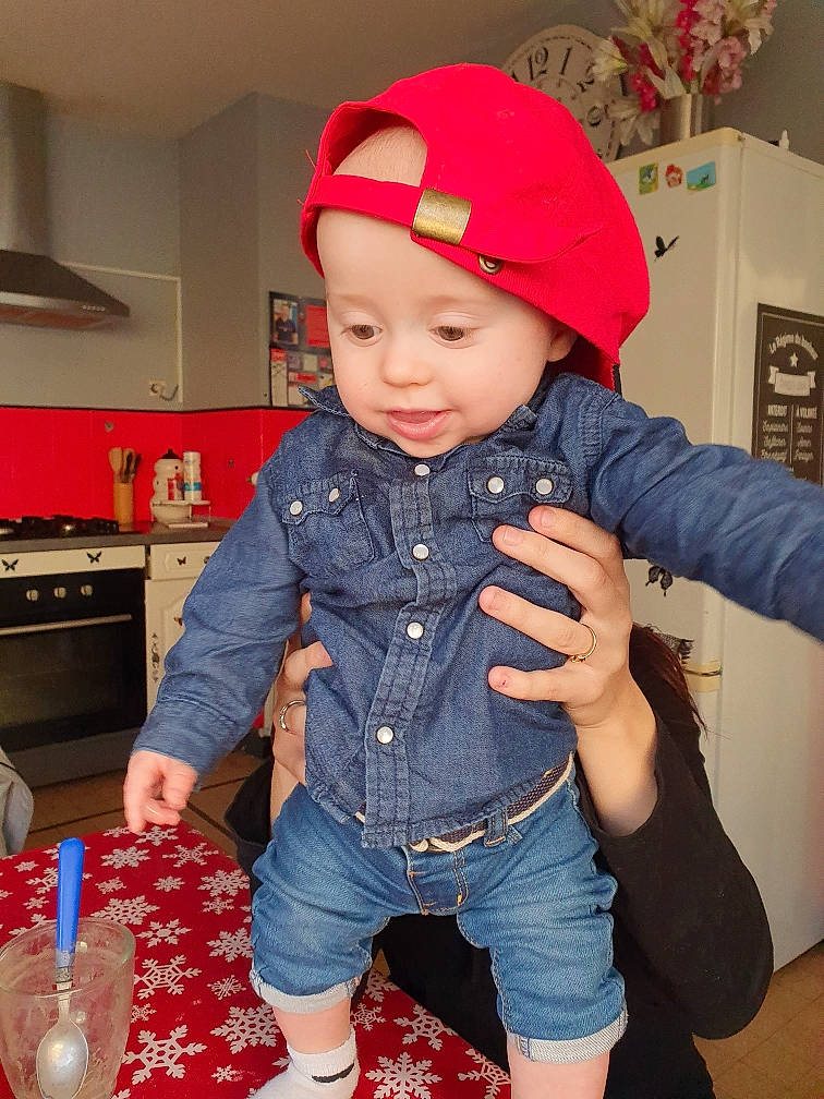 Thiago participe au concours pour gagner de l'argent avec cette photo : baby, cheek, child, clothing, cool, denim, headgear, headwear, jacket, jeans, outerwear, person, textile, toddler, trousers