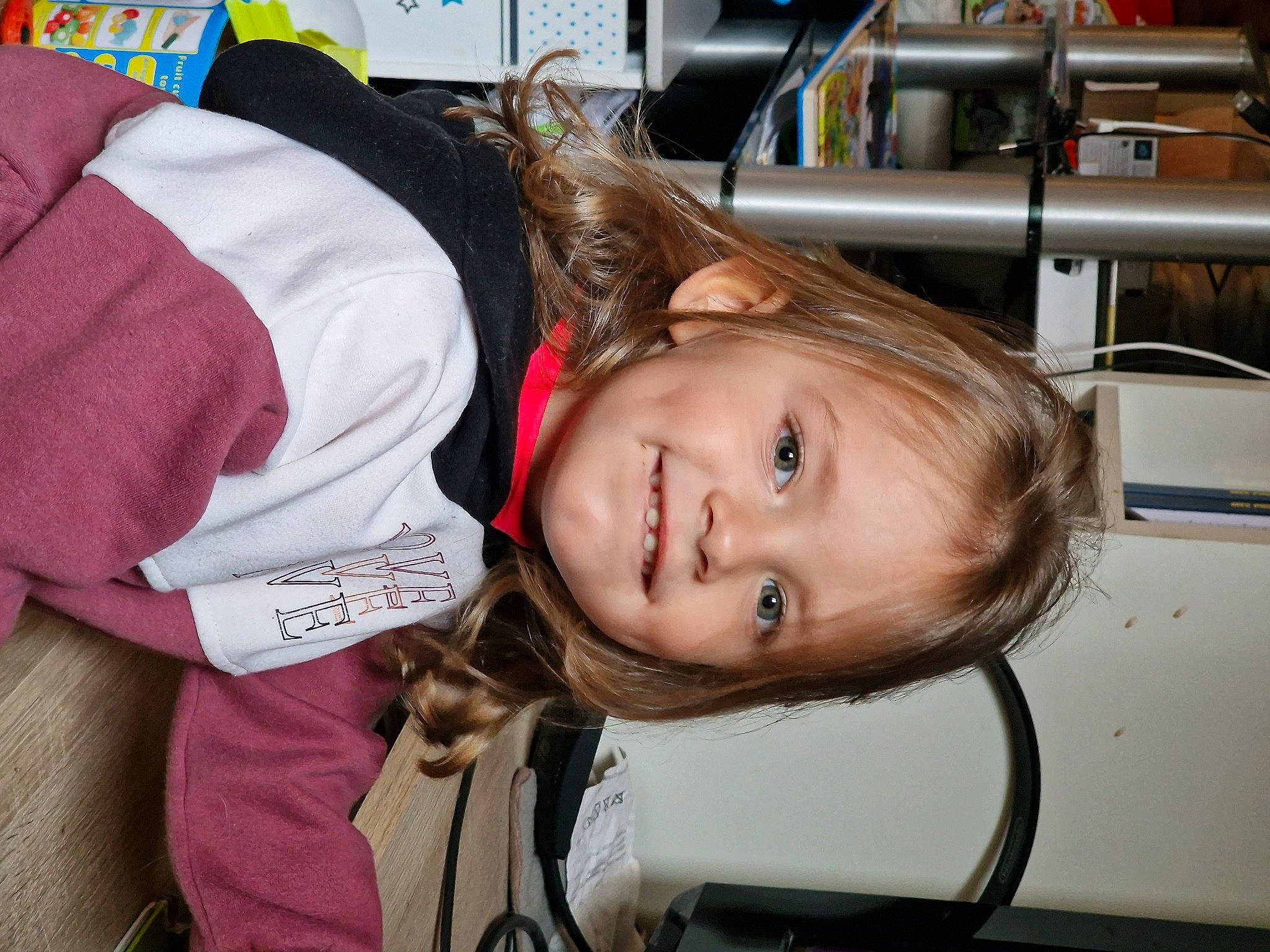 Jade participe au concours pour gagner de l'argent avec cette photo : blond, brown_hair, cheek, child, chin, ear, eye, eyelash, fun, hair_coloring, hairstyle, happy, joy, long_hair, nose, person, room, sitting, smile, toddler