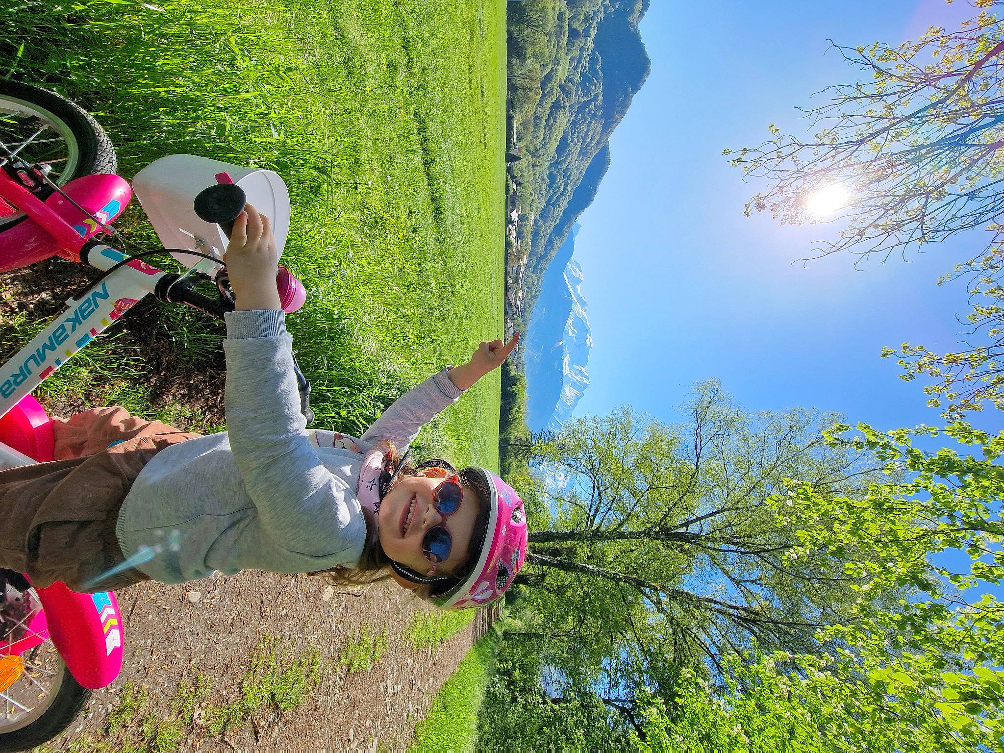 Jade a rejoint le concours — aidez-le/la à gagner de superbes lots ! bicycle_handlebar, bicycle_helmet, fun, grass, happy, headwear, helmet, joy, leisure, nature, people_in_nature, person, plant, recreation, sky, smile, spring, street_light, street_stunts, tire