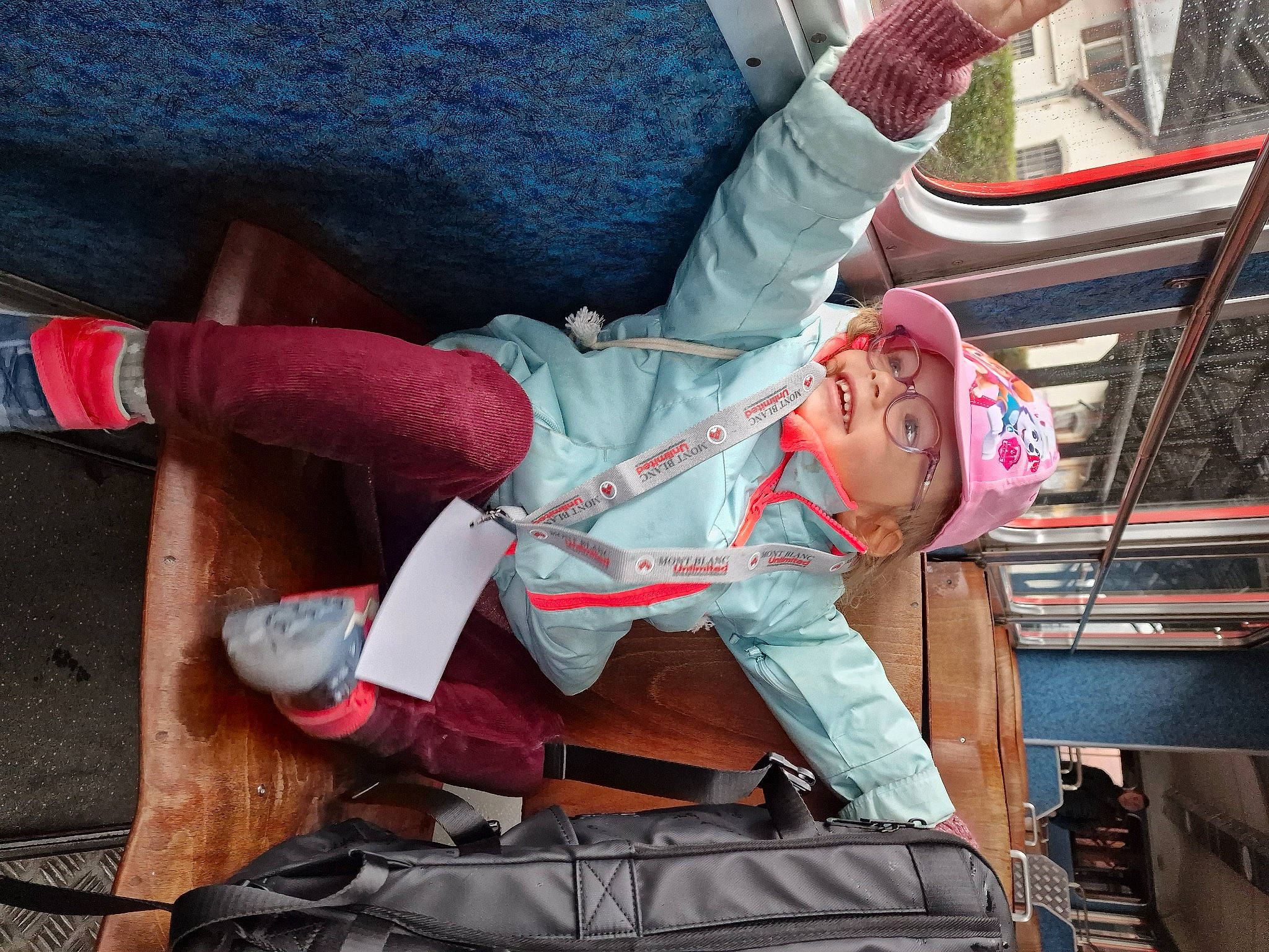 Jade a rejoint le concours — aidez-le/la à gagner de superbes lots ! baby, baby_carriage, baby_products, bag, carmine, flesh, fun, hat, headwear, human_body, human_leg, knee, leisure, luggage_and_bags, person, personal_protective_equipment, recreation, sitting, smile, sock