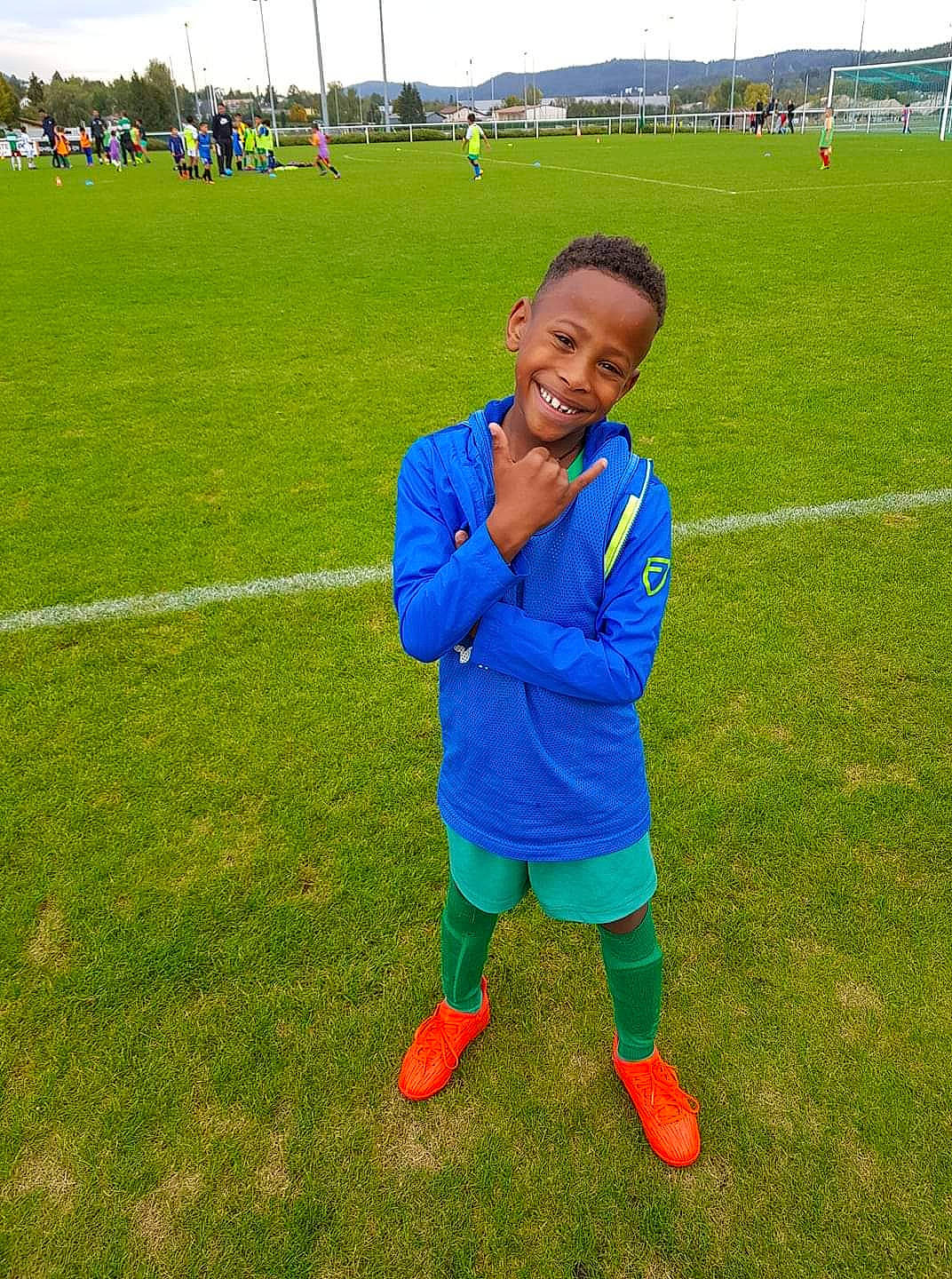 Leandro a rejoint le concours — aidez-le/la à gagner de superbes lots ! ball, ball_game, competition_event, football, football_player, grass, joy, person, plant, play, player, soccer, soccer_ball, soccer_player, soccer_specific_stadium, sport_venue, sports, sports_equipment, stadium, team