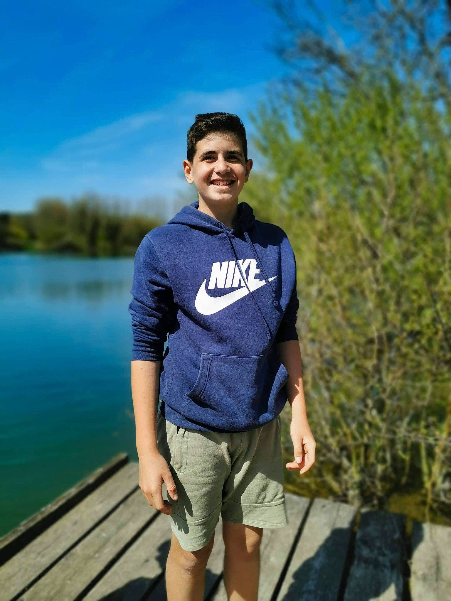 Gabryel a rejoint le concours — aidez-le/la à gagner de superbes lots ! electric_blue, flash_photography, fun, happy, joy, lake, landscape, leisure, people_in_nature, person, recreation, shorts, sky, sleeve, smile, standing, summer, t_shirt, travel, tree